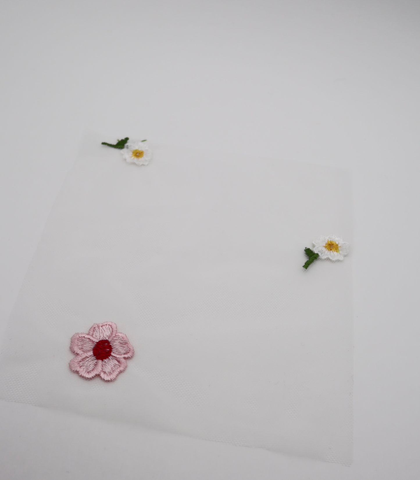 【25SS-388】フラワー刺繍チュール /0.5yあたり=~1235円