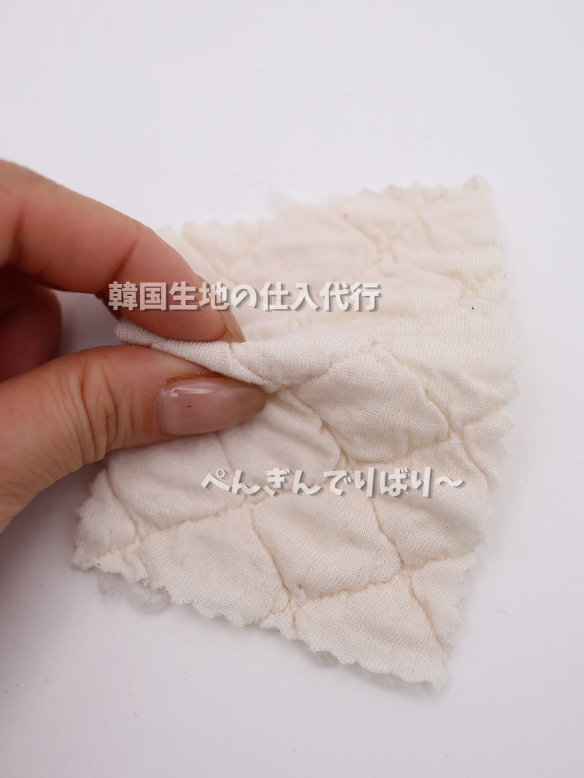 小ダイヤ柄・ふくれジャガードキルティング風ニット生地|【生地幅】約137センチ 【混率】ポリエステル95%ポリウレタン5%|ドッグウェア・アウター・バッグ・ポーチ向き 26SS-181