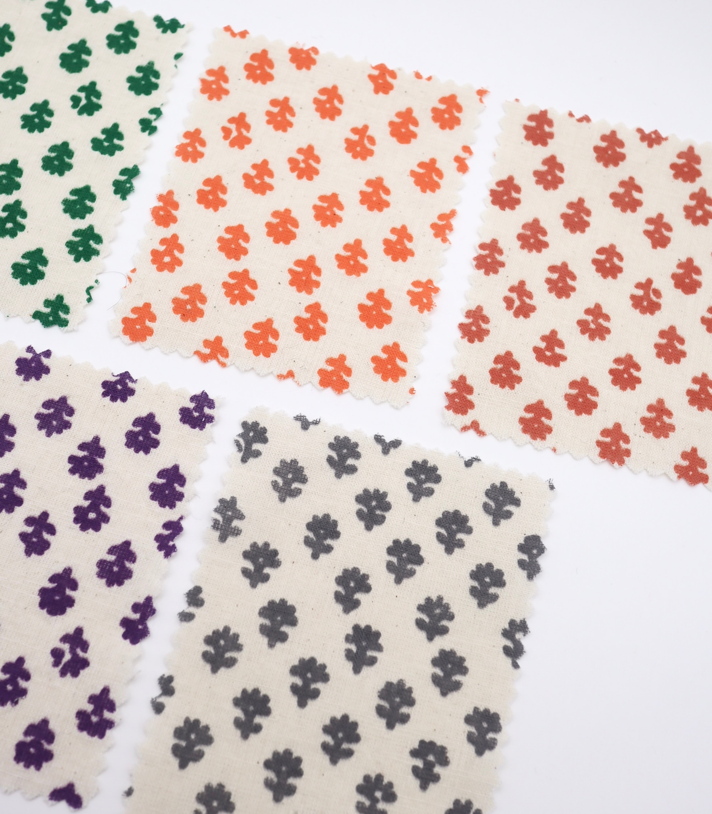 【25SS-323】幾何花柄プリント綿スラブローン /0.5yあたり=~ 725円
