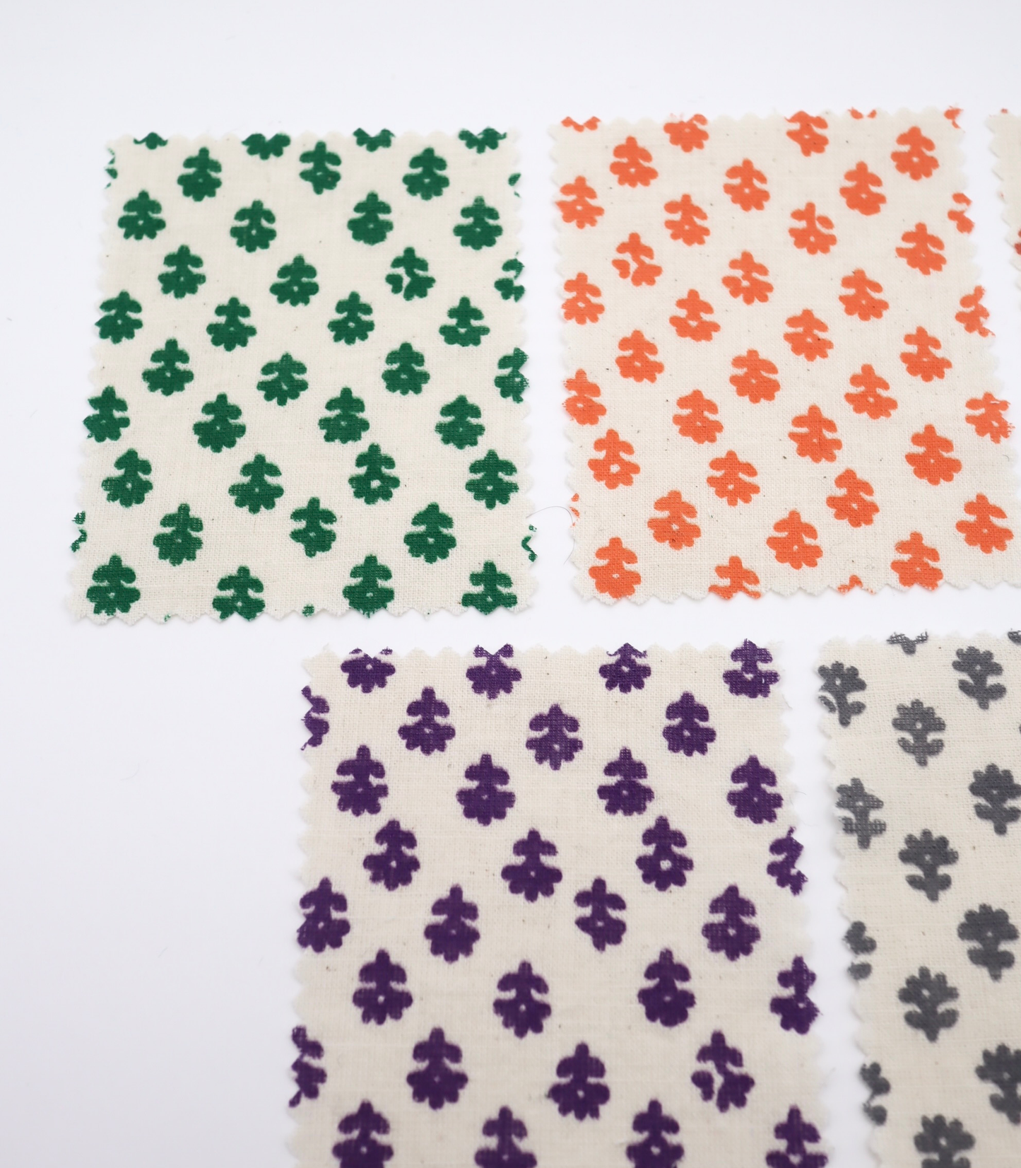 【25SS-323】幾何花柄プリント綿スラブローン /0.5yあたり=~ 725円