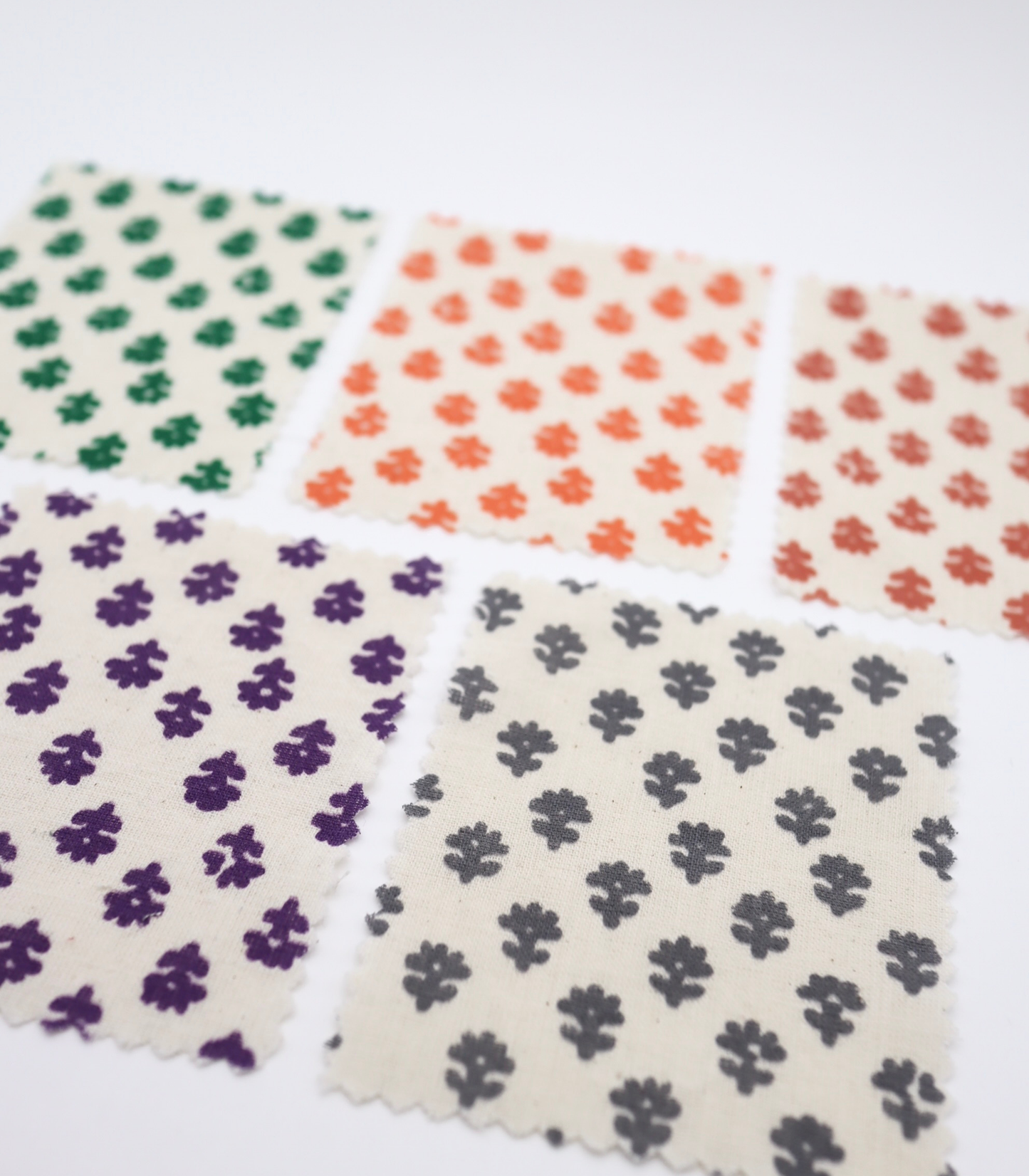 【25SS-323】幾何花柄プリント綿スラブローン /0.5yあたり=~ 725円