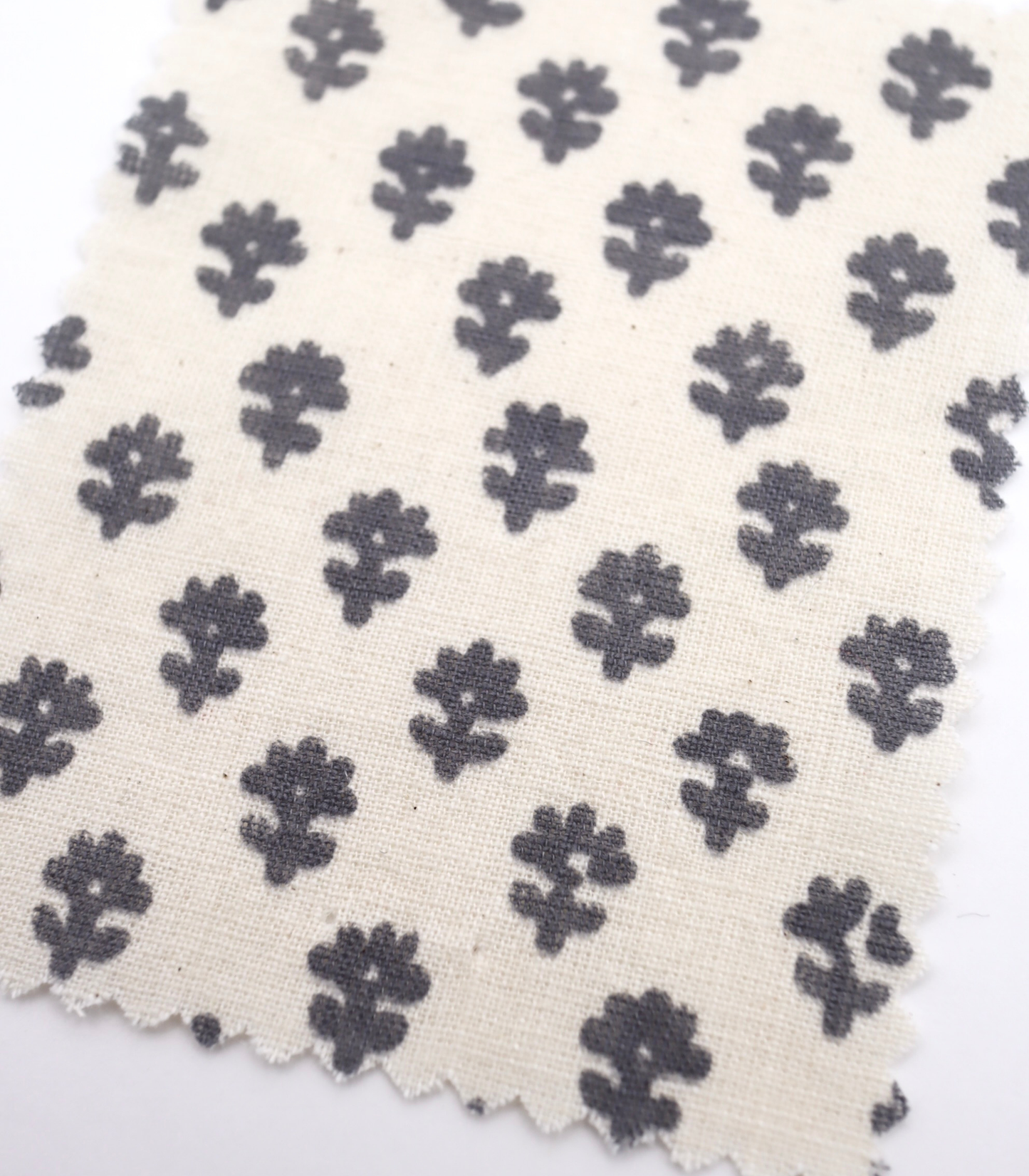 【25SS-323】幾何花柄プリント綿スラブローン /0.5yあたり=~ 725円