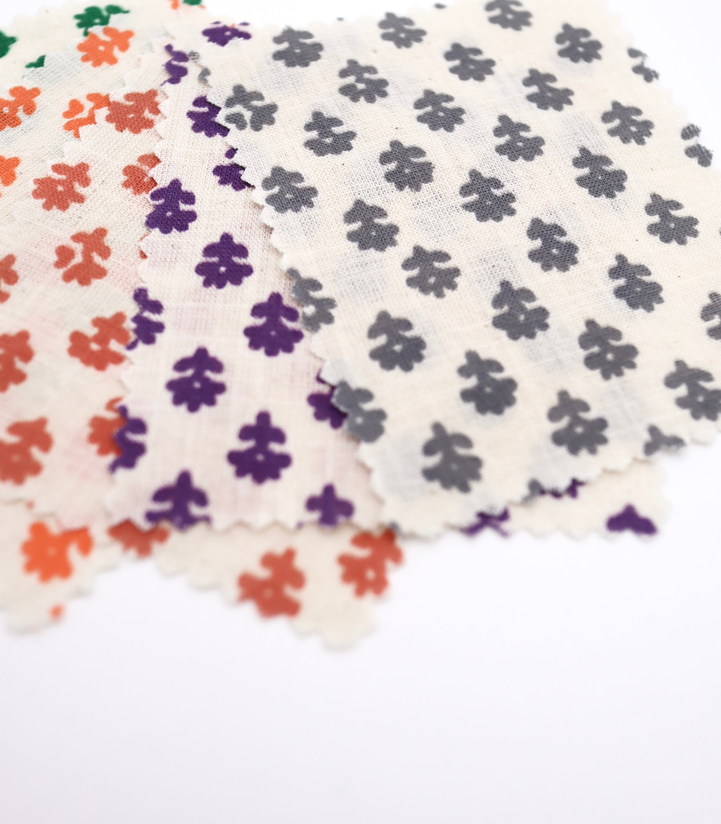 【25SS-323】幾何花柄プリント綿スラブローン /0.5yあたり=~ 725円