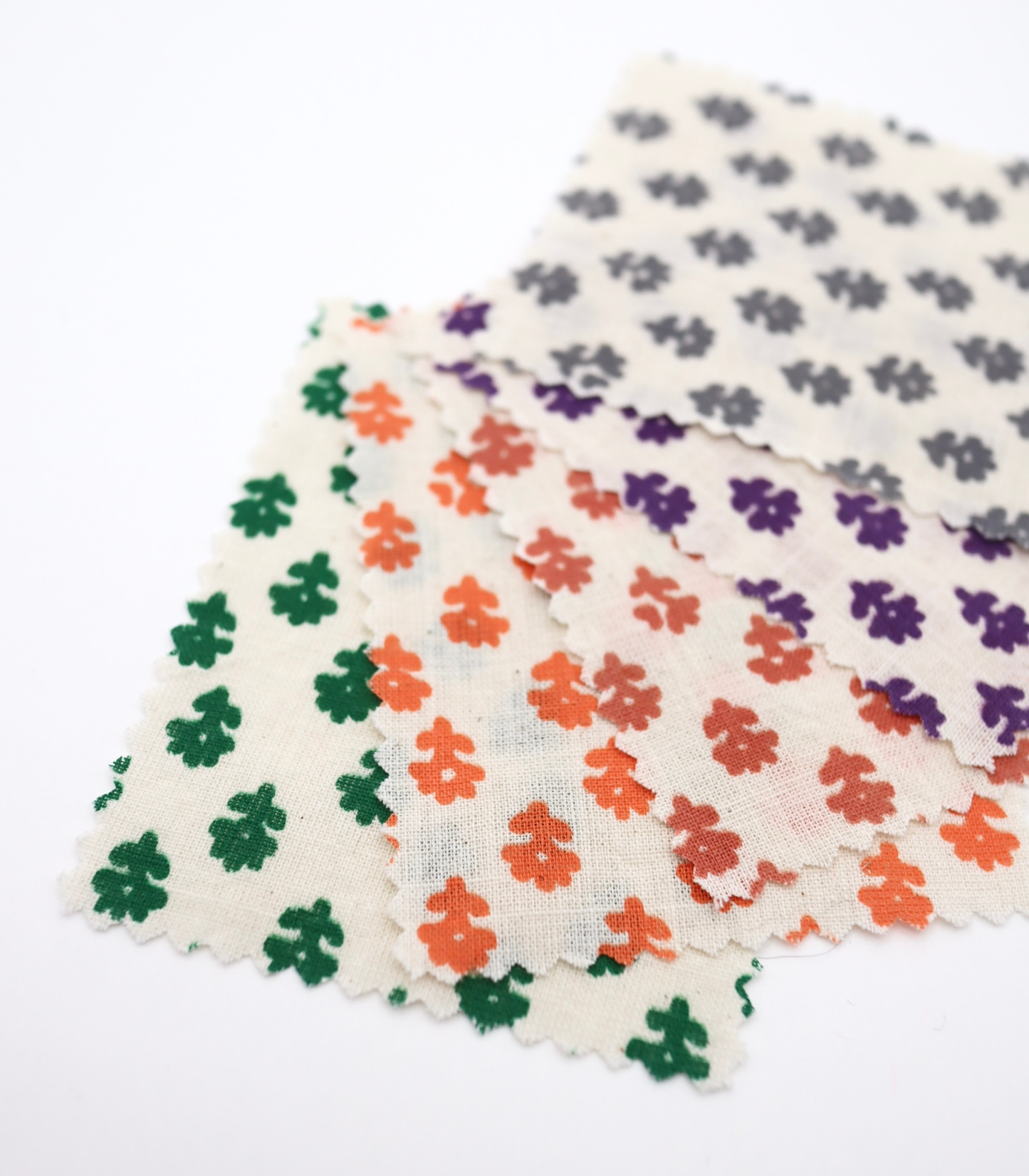 【25SS-323】幾何花柄プリント綿スラブローン /0.5yあたり=~ 725円
