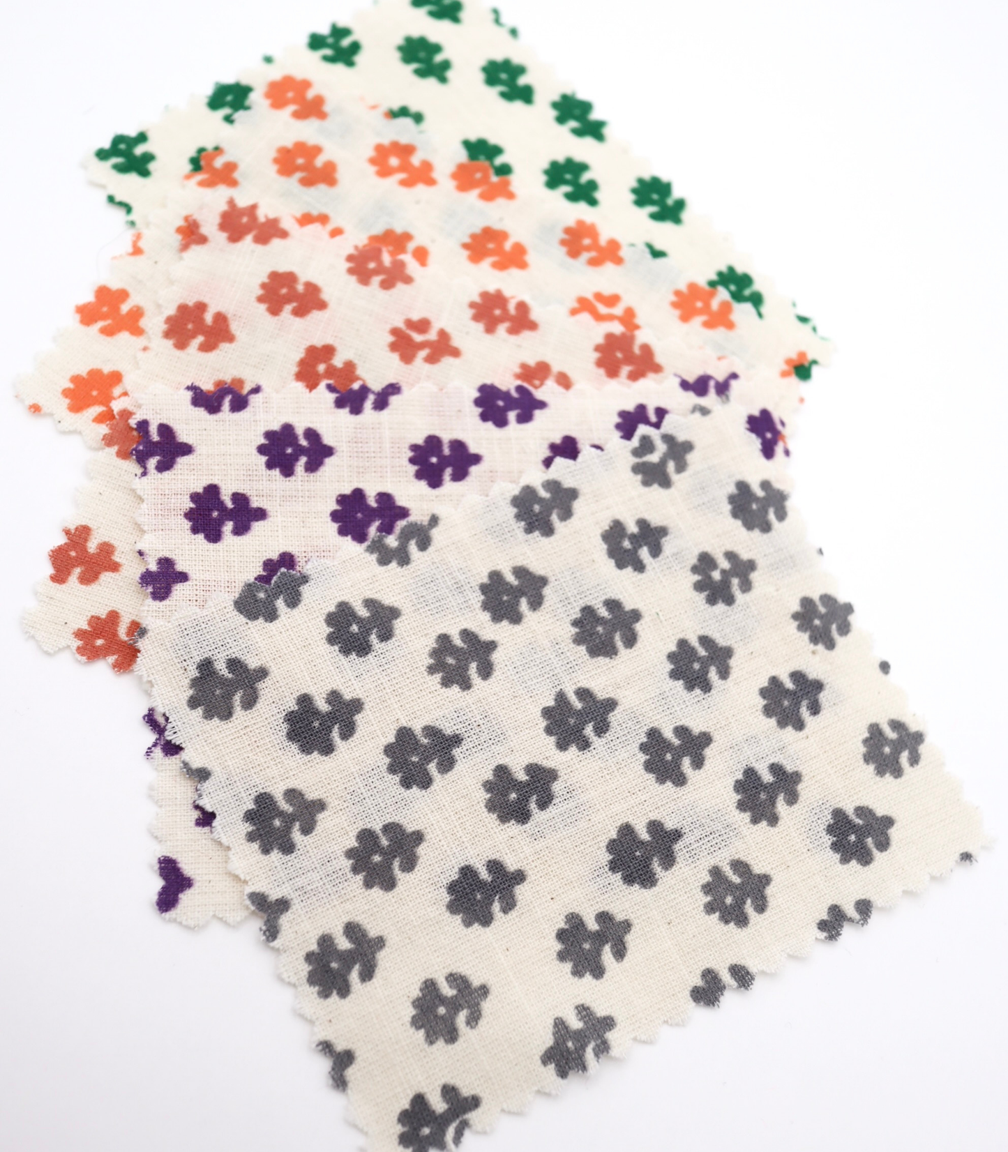 【25SS-323】幾何花柄プリント綿スラブローン /0.5yあたり=~ 725円