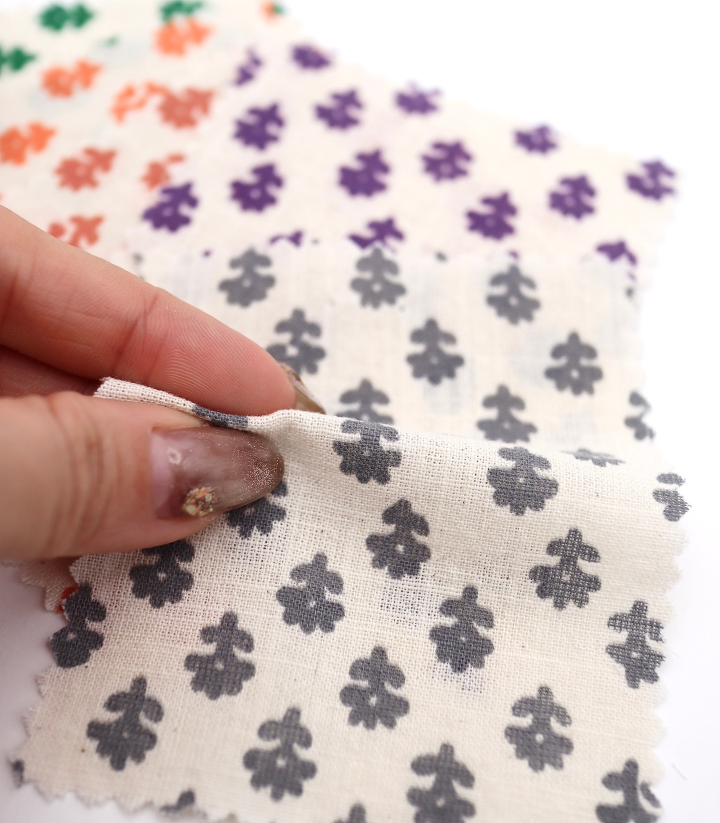 【25SS-323】幾何花柄プリント綿スラブローン /0.5yあたり=~ 725円