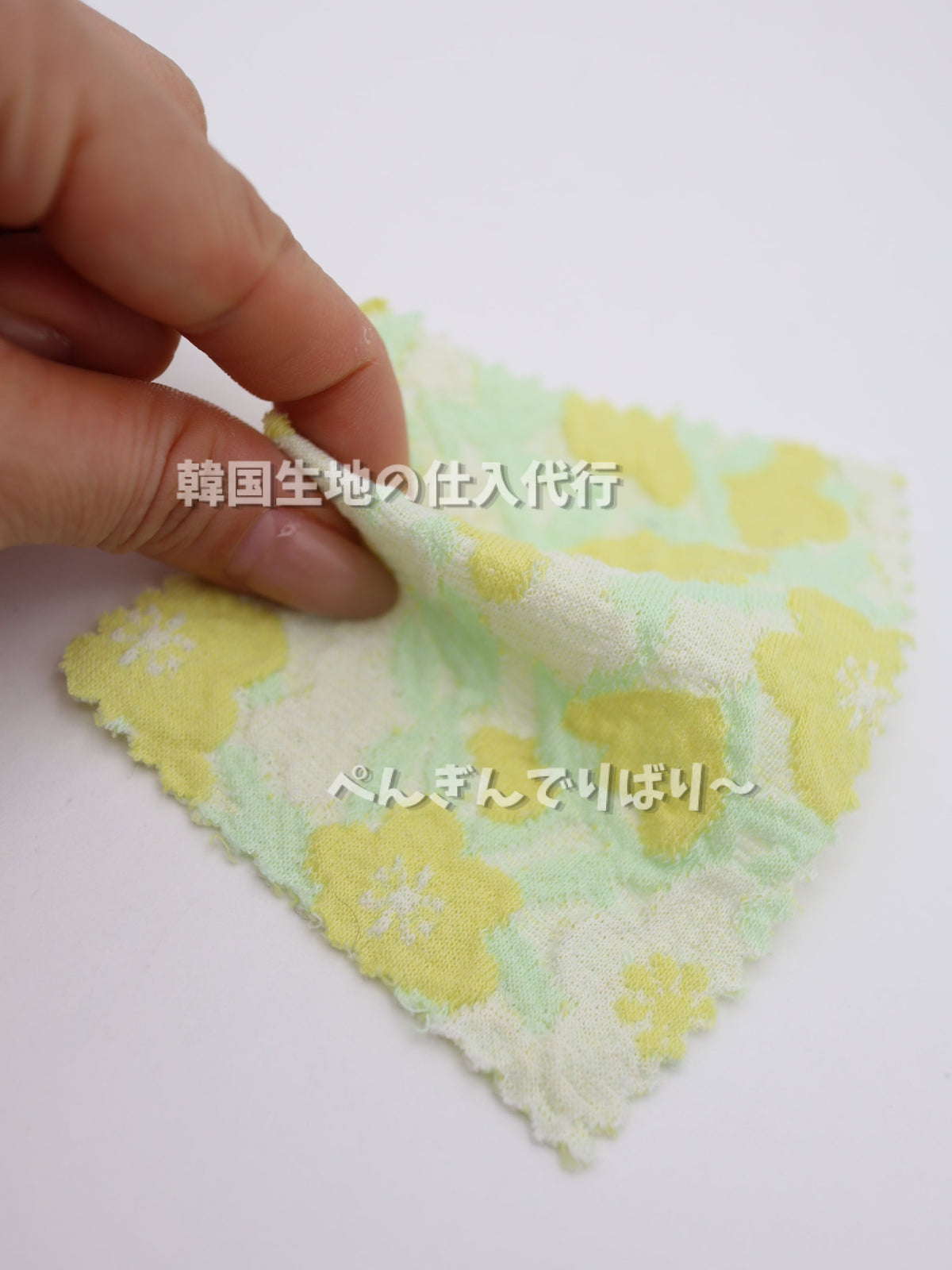 パステル花柄 ふくれジャガード 綿混ストレッチカットソー生地|【混率】ポリエステル55%綿42%ポリウレタン3% 【生地幅】約132cm|ドレス・雑貨向き 26SS-061