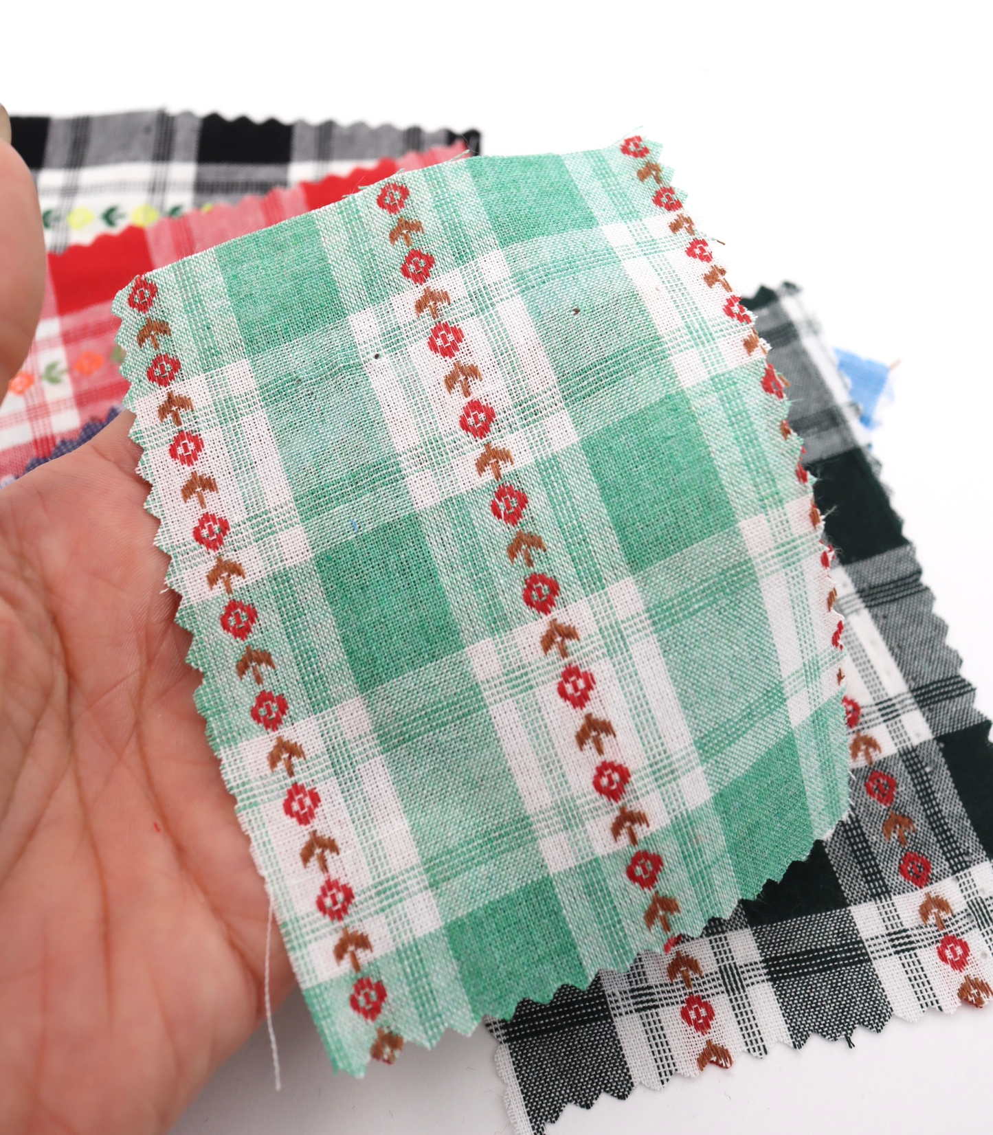 【25SS-319】ストライプ小花柄刺繍先染めタータンチェック /0.5yあたり=~ 610円