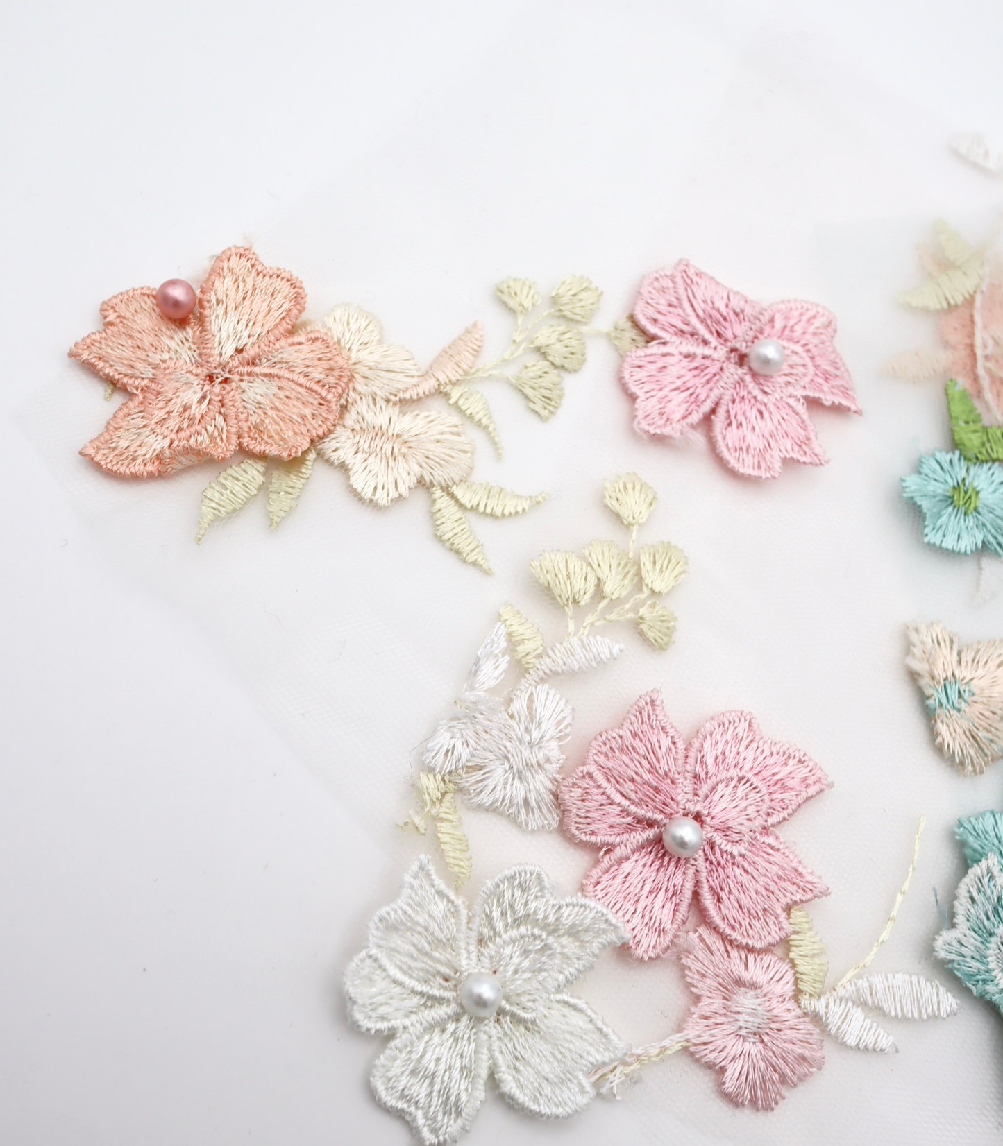 【25SS-393】立体フラワー×パールビーズ付きスカラップ刺繍チュールレース /0.5yあたり=~ 2540円
