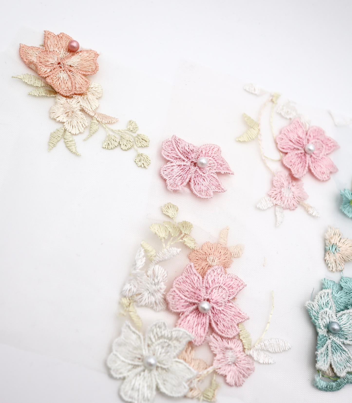 【25SS-393】立体フラワー×パールビーズ付きスカラップ刺繍チュールレース /0.5yあたり=~ 2540円
