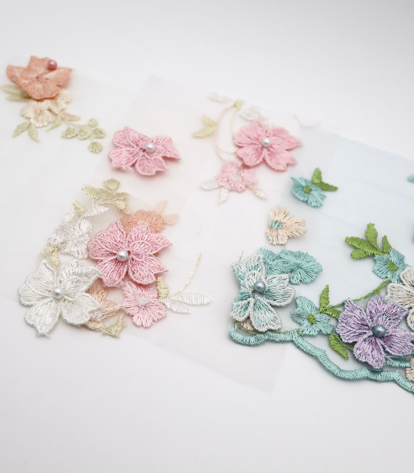 【25SS-393】立体フラワー×パールビーズ付きスカラップ刺繍チュールレース /0.5yあたり=~ 2540円