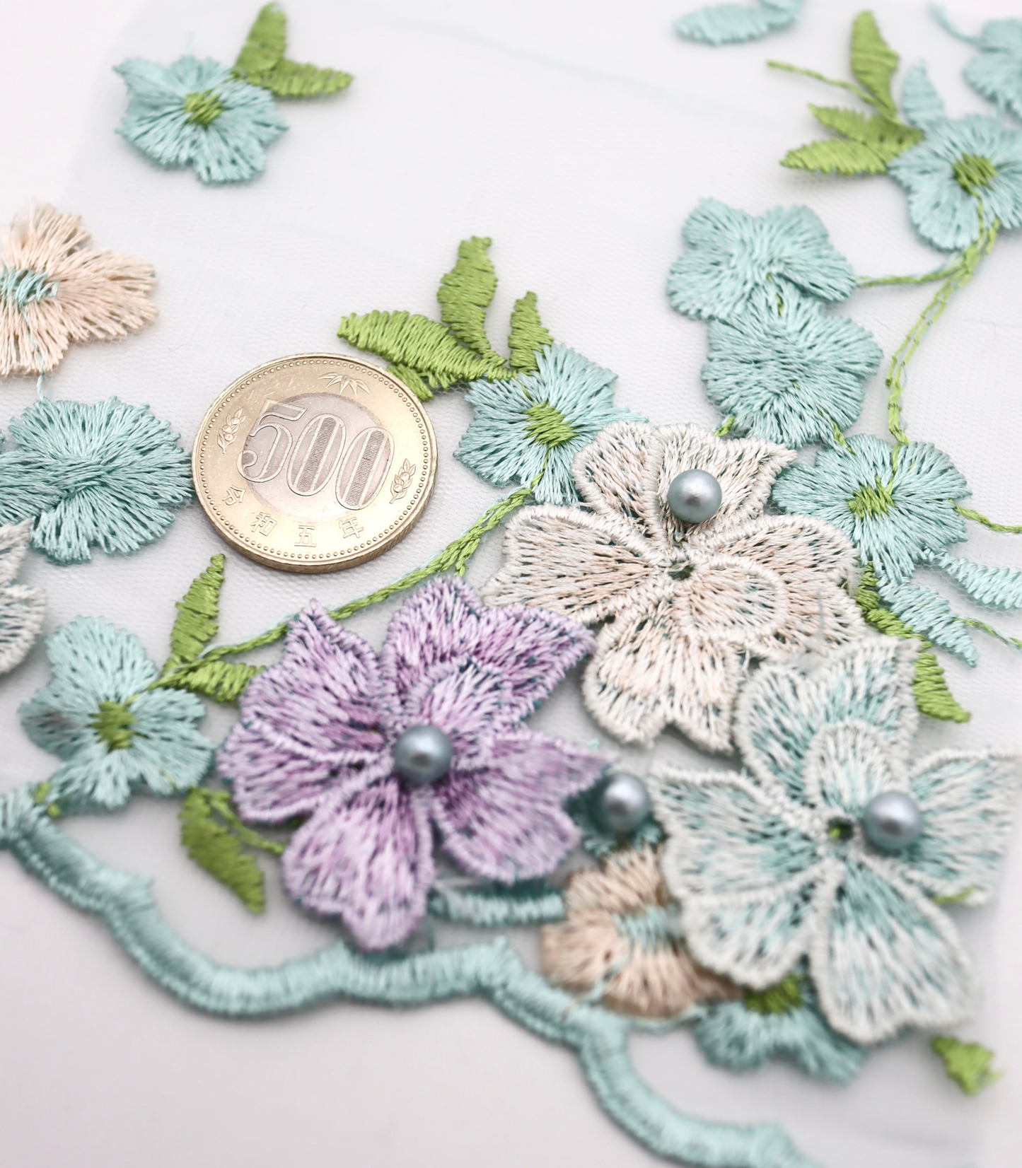 【25SS-393】立体フラワー×パールビーズ付きスカラップ刺繍チュールレース /0.5yあたり=~ 2540円