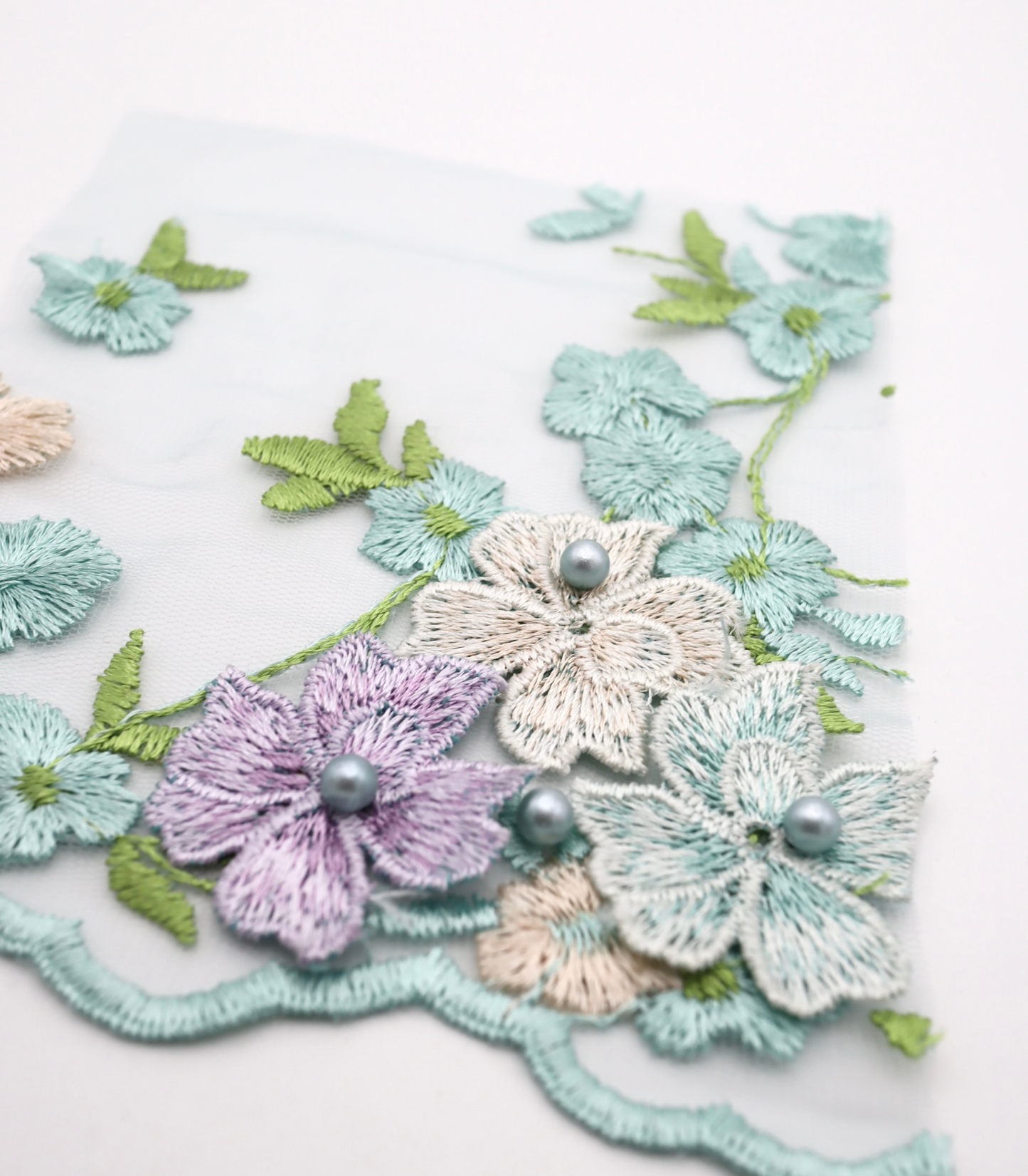 【25SS-393】立体フラワー×パールビーズ付きスカラップ刺繍チュールレース /0.5yあたり=~ 2540円