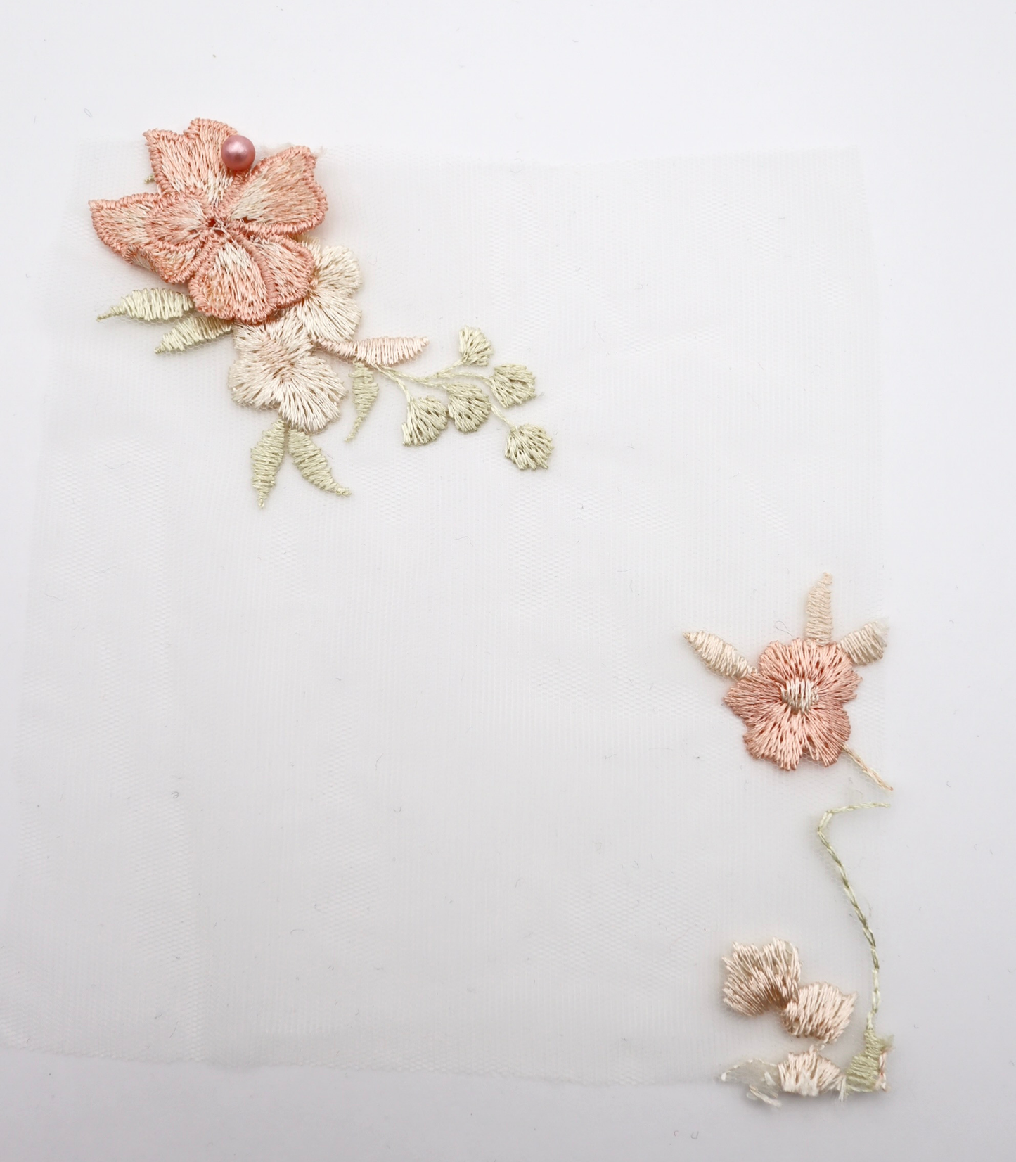 【25SS-393】立体フラワー×パールビーズ付きスカラップ刺繍チュールレース /0.5yあたり=~ 2540円