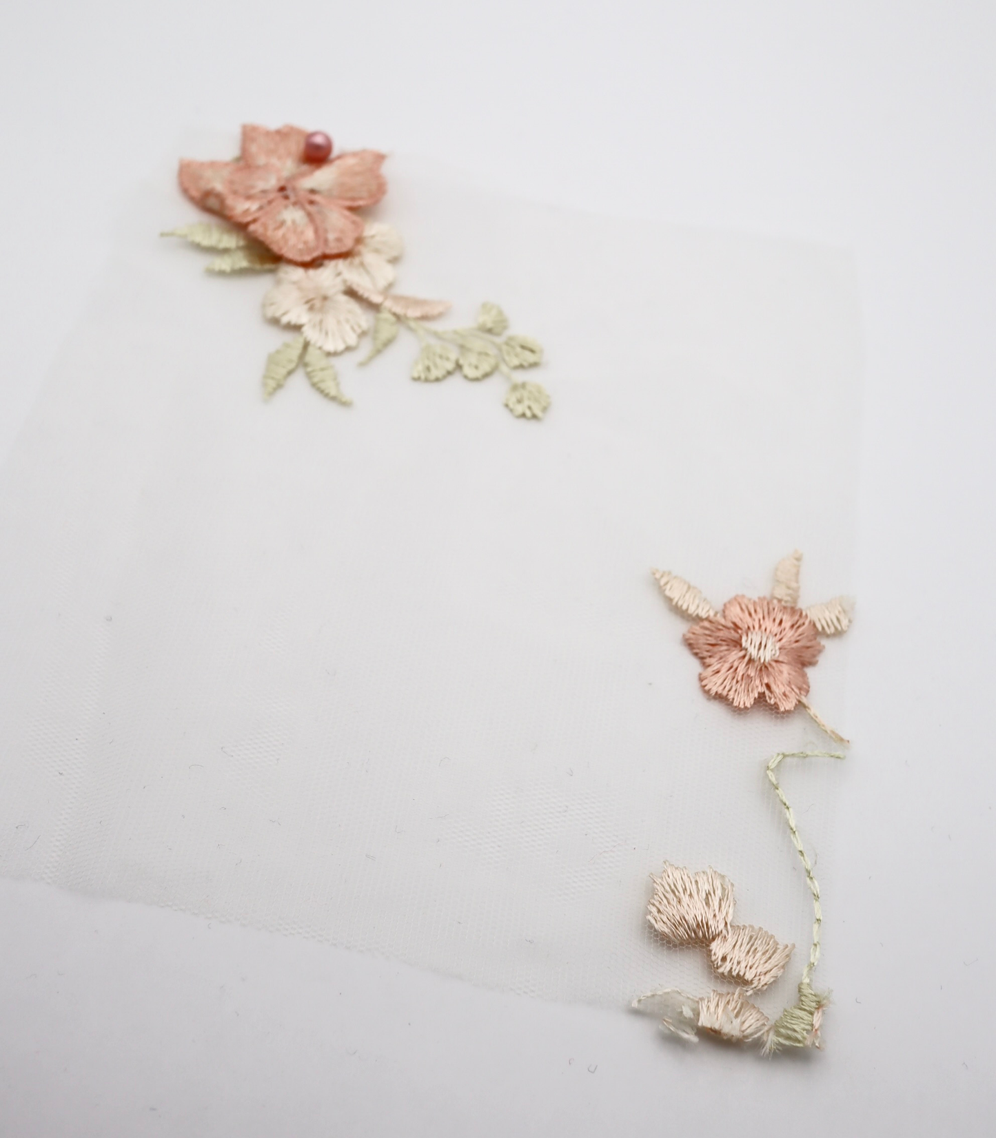 【25SS-393】立体フラワー×パールビーズ付きスカラップ刺繍チュールレース /0.5yあたり=~ 2540円