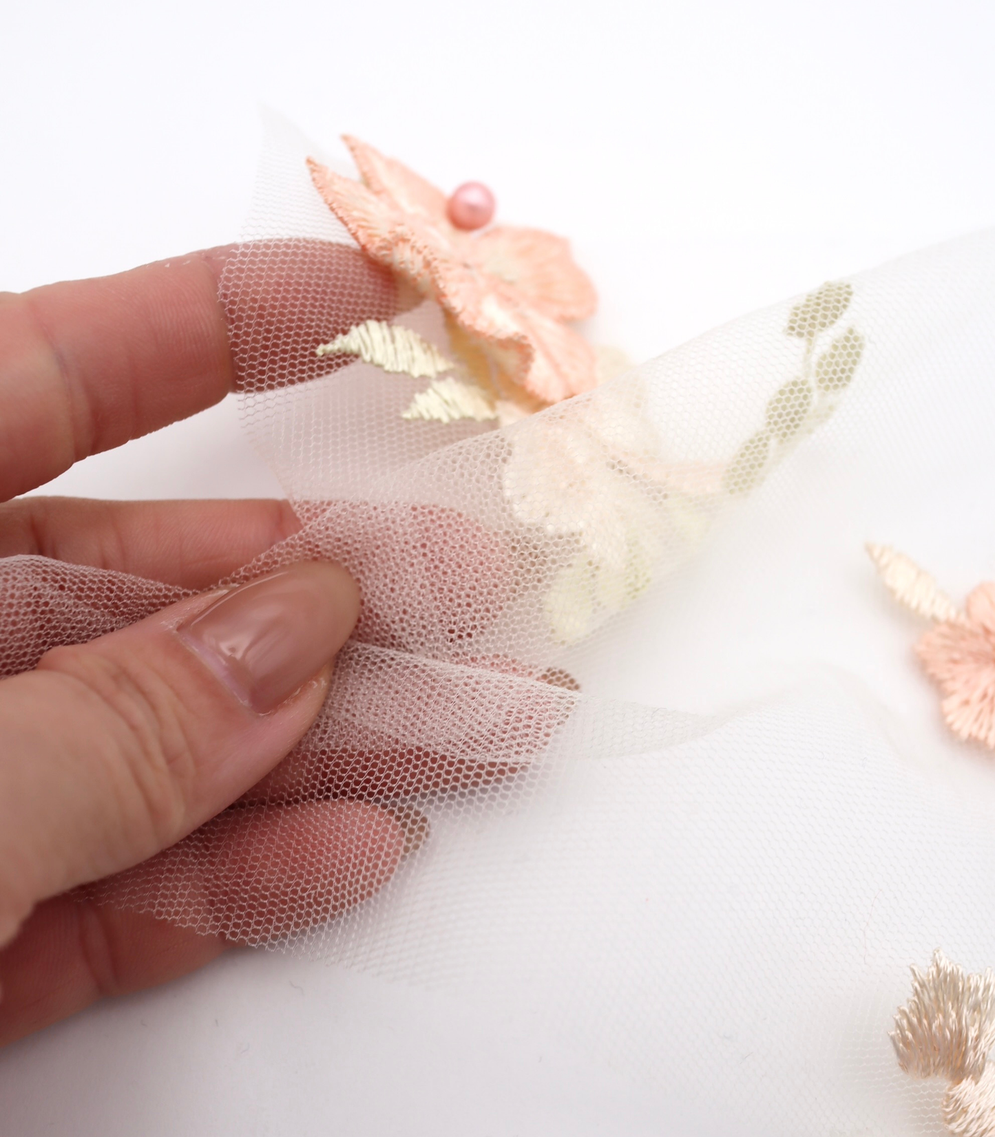 【25SS-393】立体フラワー×パールビーズ付きスカラップ刺繍チュールレース /0.5yあたり=~ 2540円