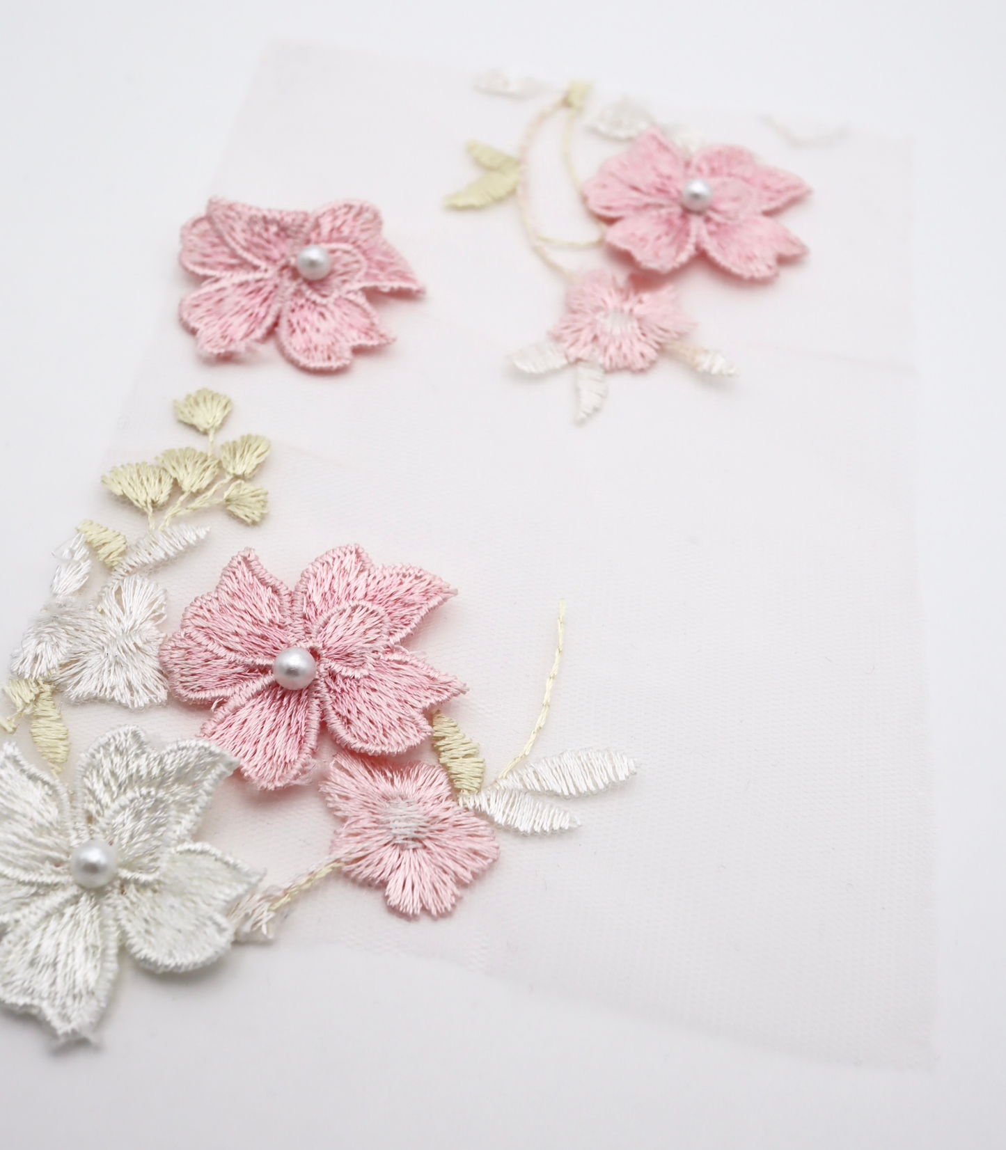 【25SS-393】立体フラワー×パールビーズ付きスカラップ刺繍チュールレース /0.5yあたり=~ 2540円