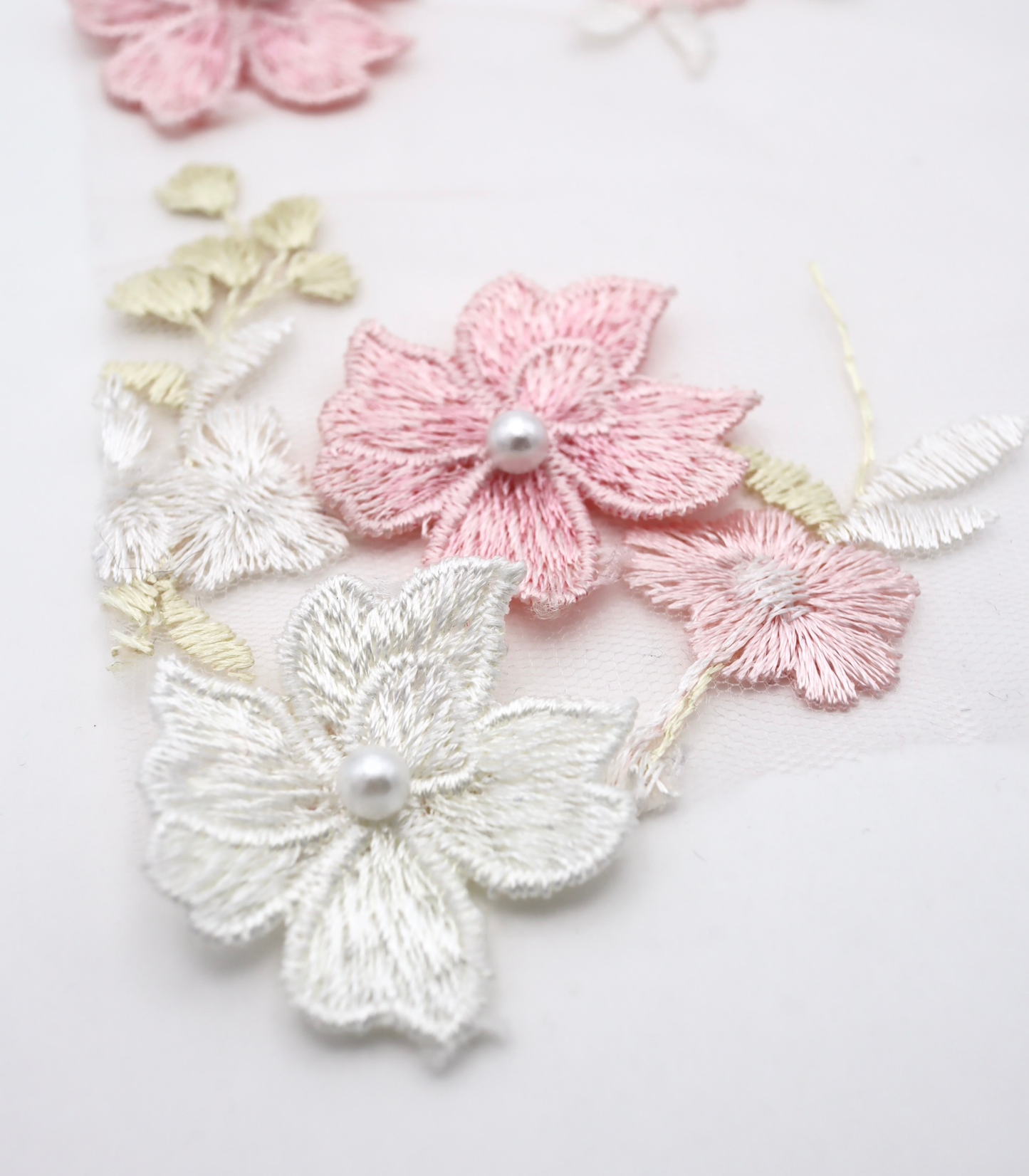 【25SS-393】立体フラワー×パールビーズ付きスカラップ刺繍チュールレース /0.5yあたり=~ 2540円