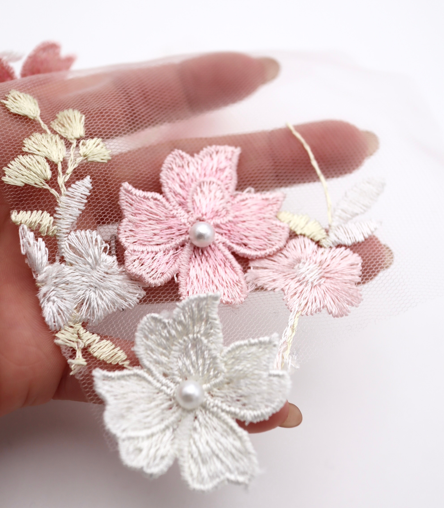 【25SS-393】立体フラワー×パールビーズ付きスカラップ刺繍チュールレース /0.5yあたり=~ 2540円