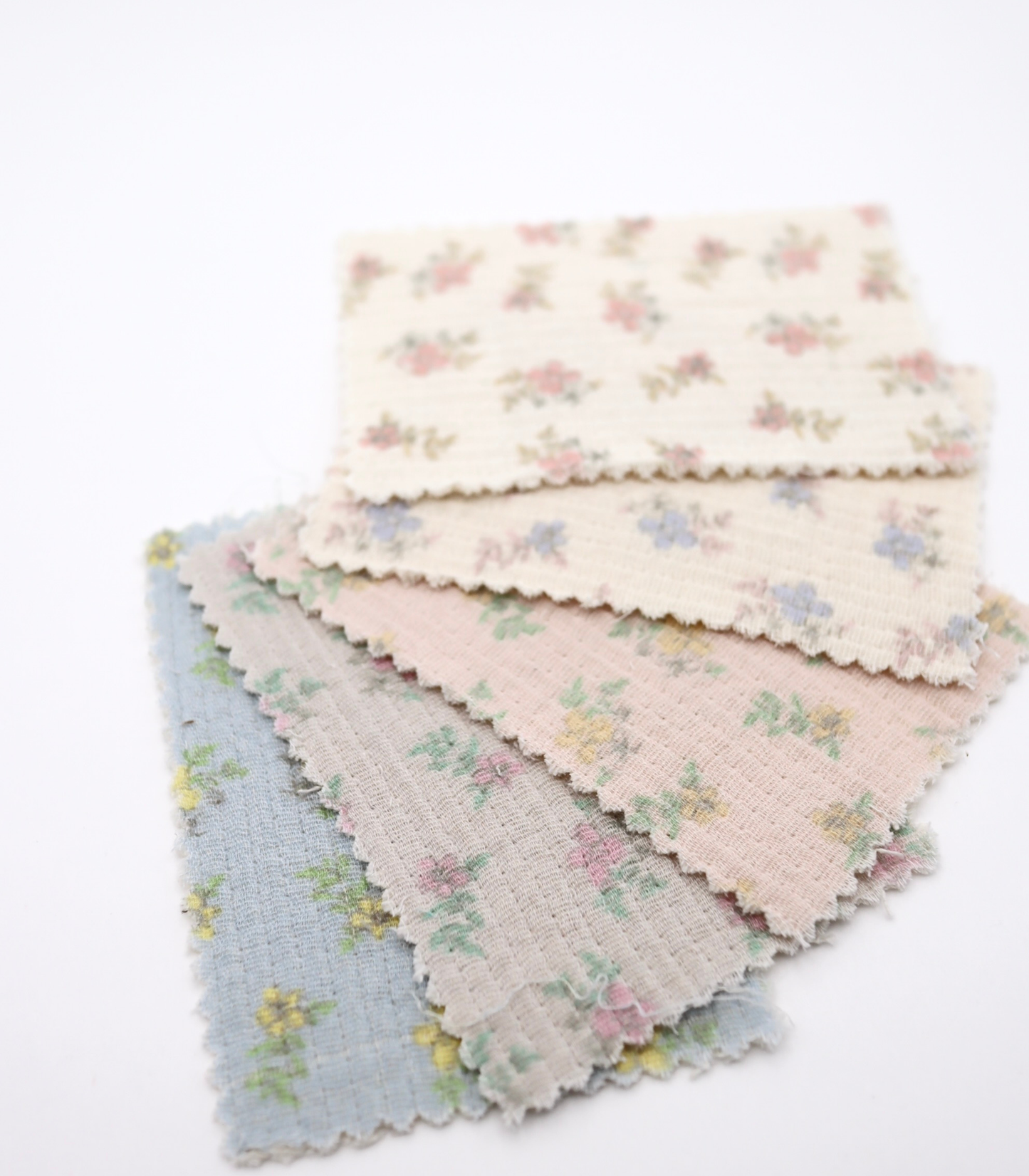 【25SS-263】小花柄プリントキルティングヌビ /0.5yあたり=~1100円