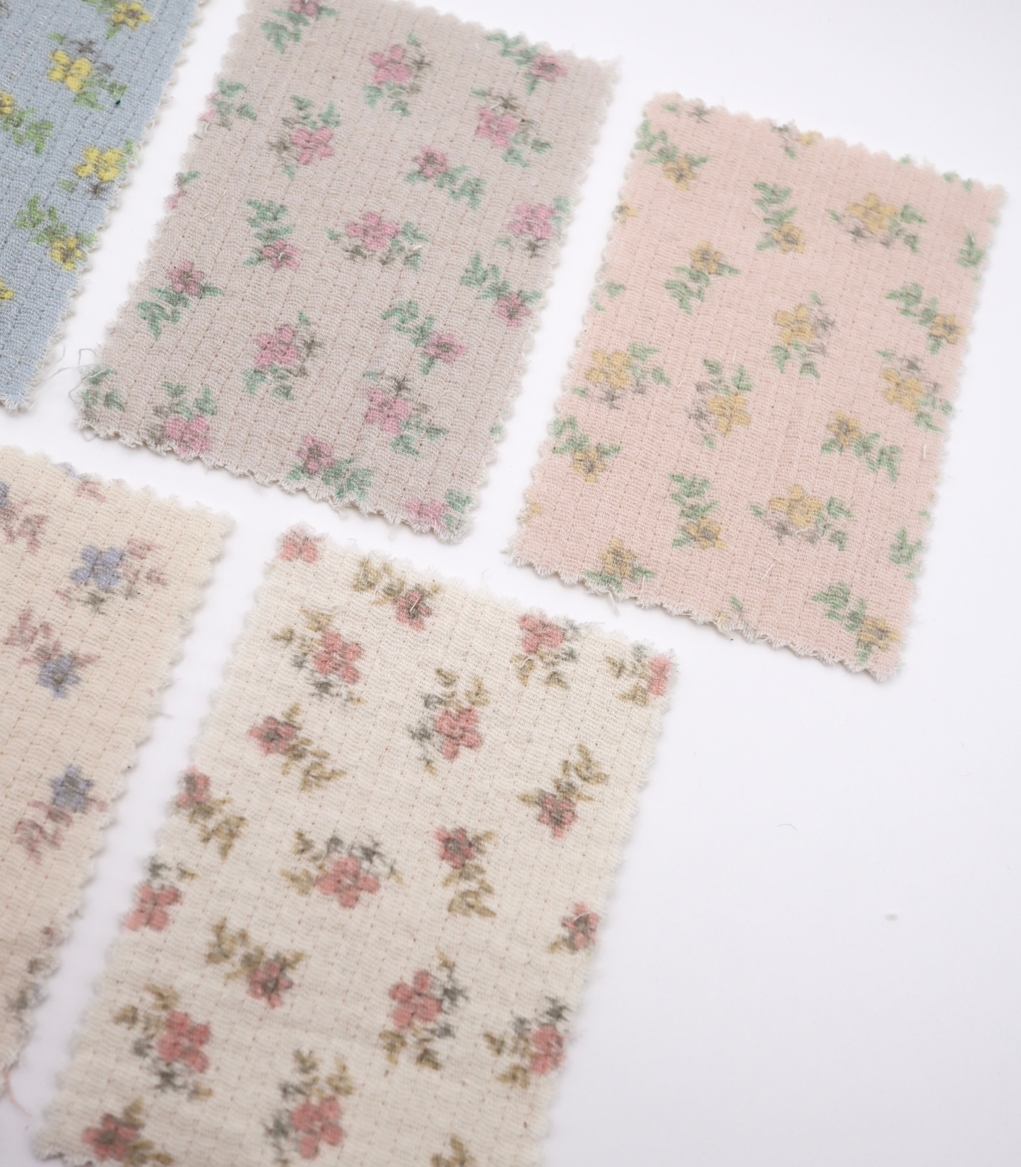 【25SS-263】小花柄プリントキルティングヌビ /0.5yあたり=~1100円