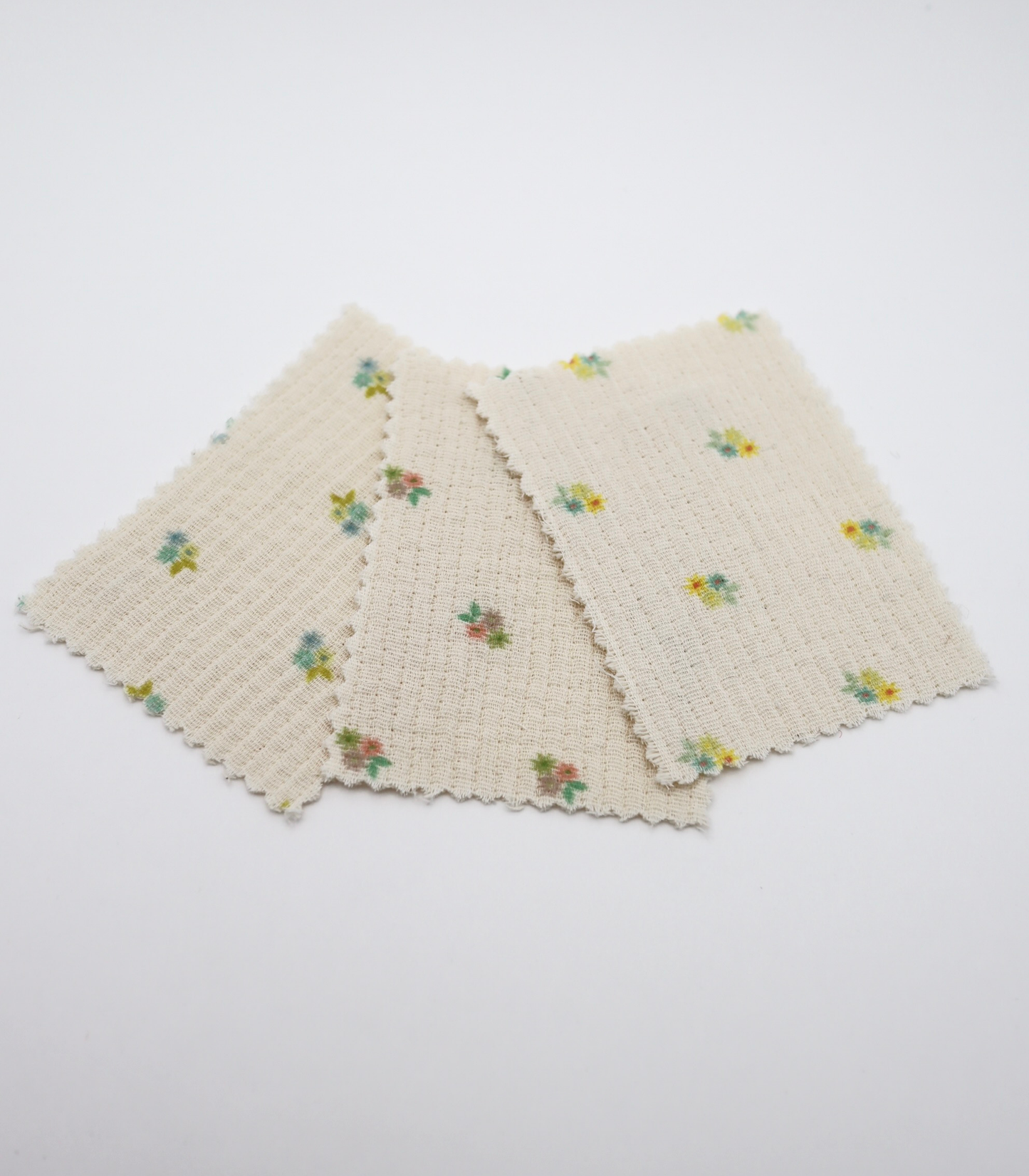 【25SS-065】小花柄プリント細キルティングヌビ /0.5yあたり=~1100円