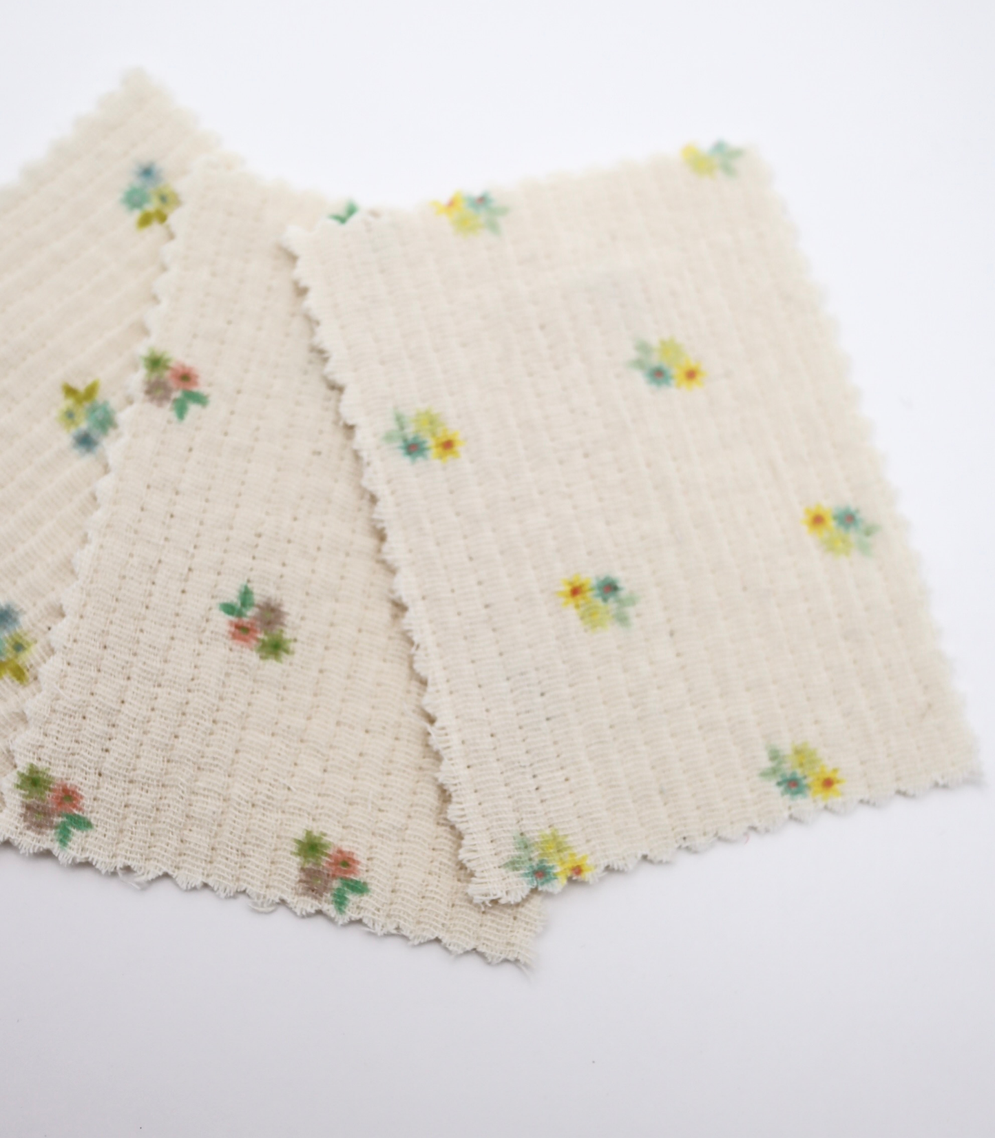 【25SS-065】小花柄プリント細キルティングヌビ /0.5yあたり=~1100円