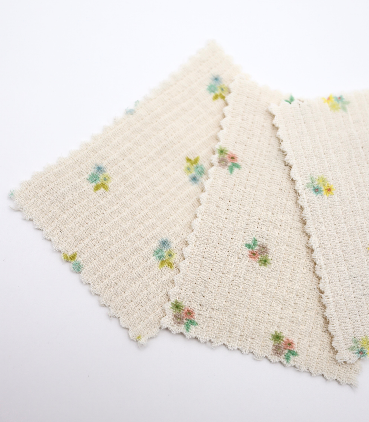【25SS-065】小花柄プリント細キルティングヌビ /0.5yあたり=~1100円