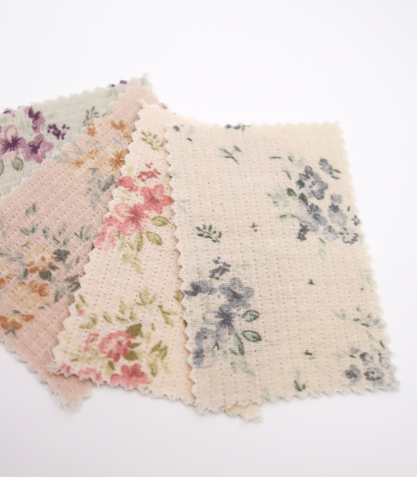 【25SS-265】小花柄プリント細キルティングヌビ /0.5yあたり=~1110円