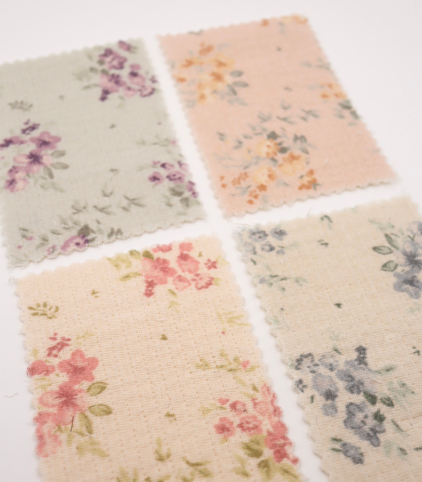 【25SS-265】小花柄プリント細キルティングヌビ /0.5yあたり=~1110円