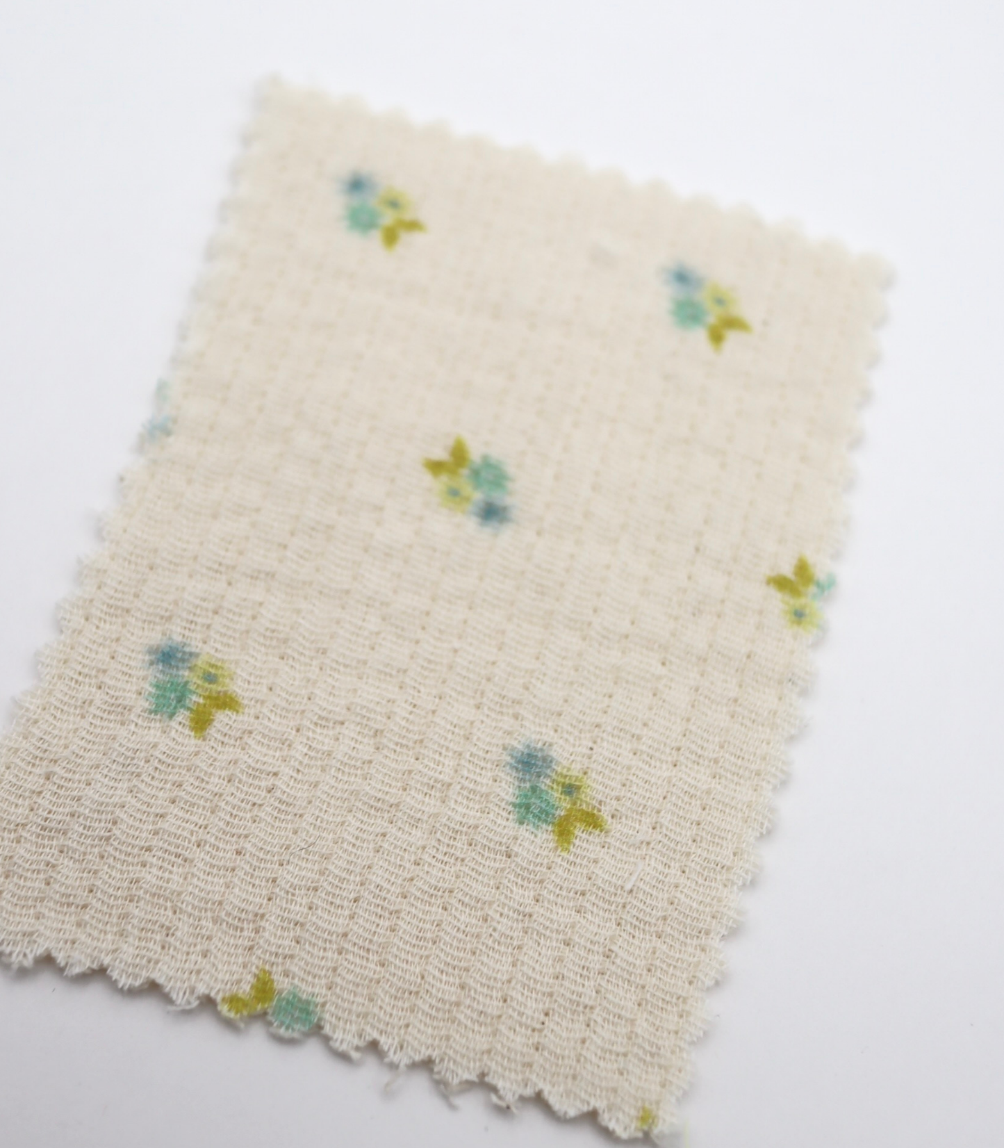 【25SS-065】小花柄プリント細キルティングヌビ /0.5yあたり=~1100円