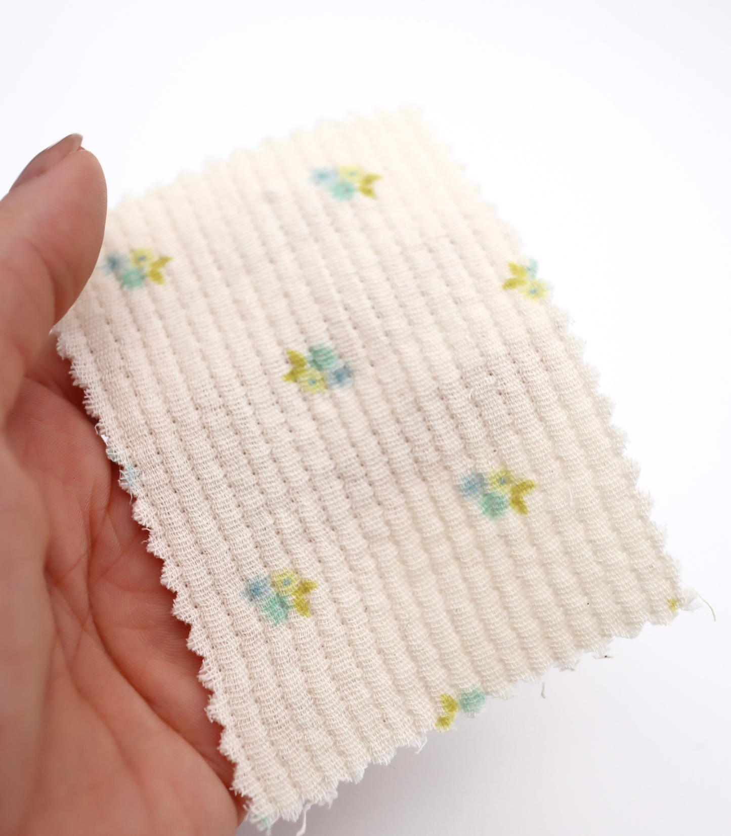 【25SS-065】小花柄プリント細キルティングヌビ /0.5yあたり=~1100円