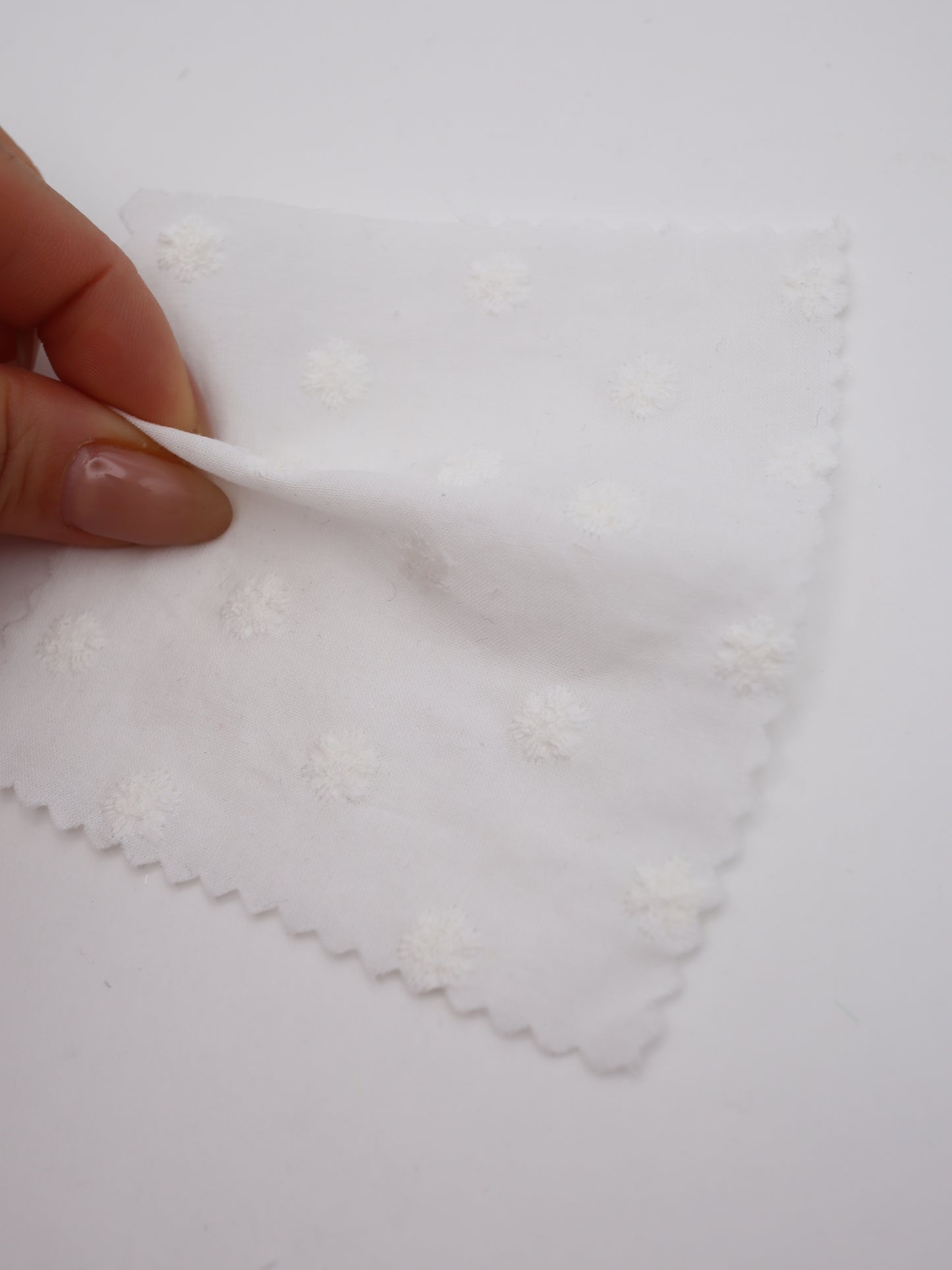 綿100%・精密プチフラワー刺繍ローン生地|【生地幅】約137センチ 【混率】綿100%|春夏ブラウス・ワンピース・子供服向け