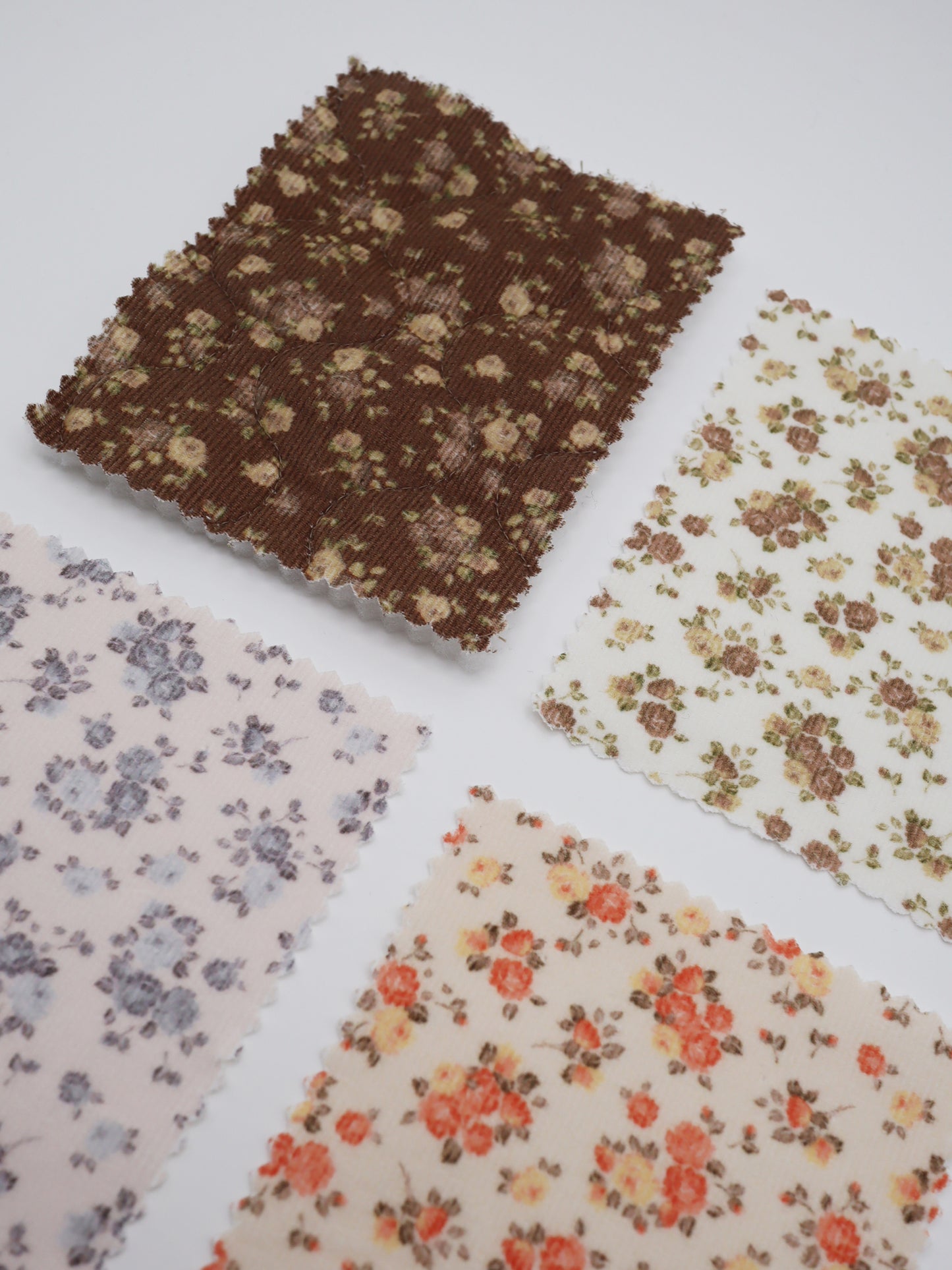 【25SS-098】小花柄プリントキルティングコーデュロイ /0.5yあたり = ~1320円