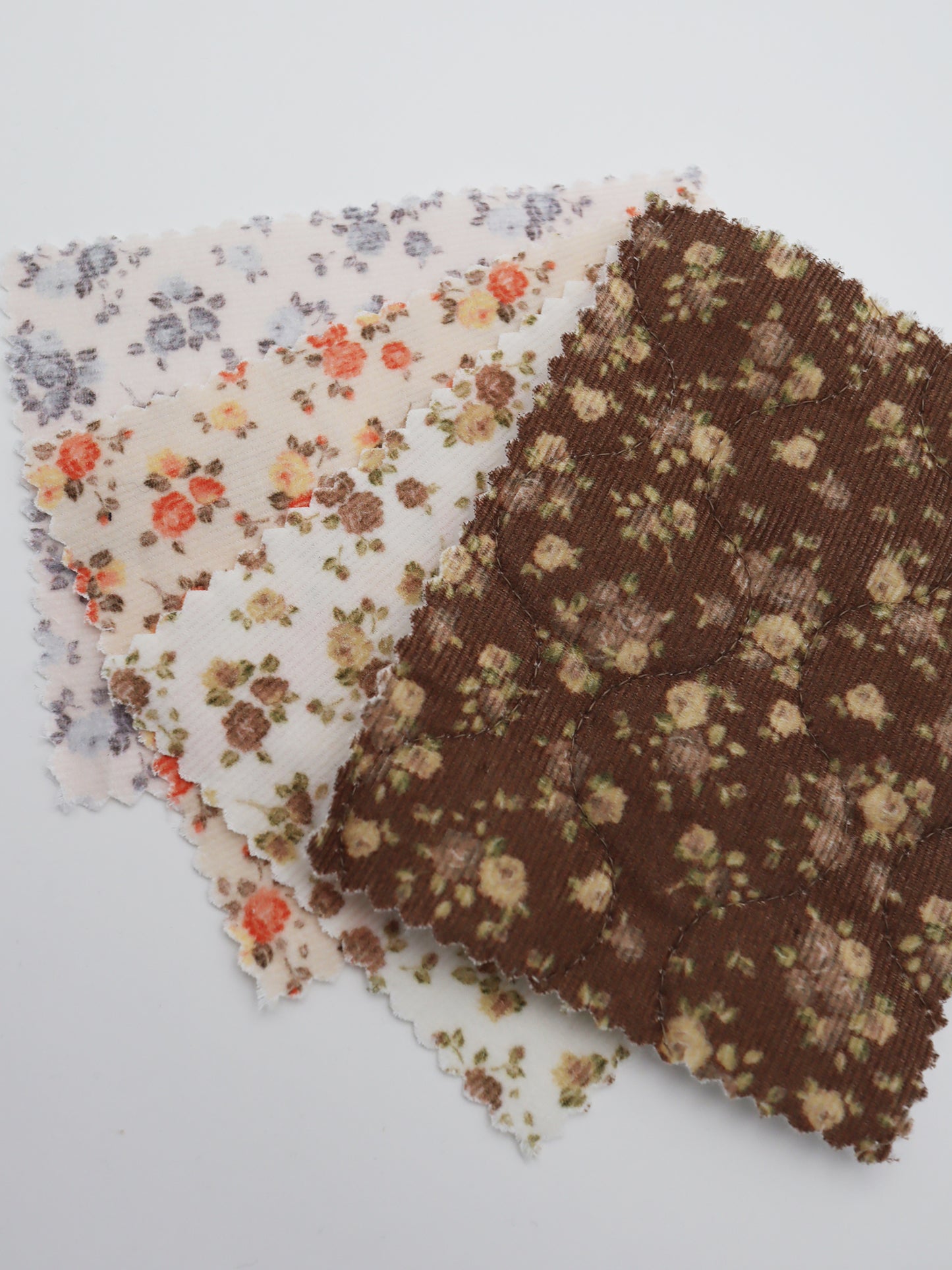 【25SS-098】小花柄プリントキルティングコーデュロイ /0.5yあたり = ~1320円