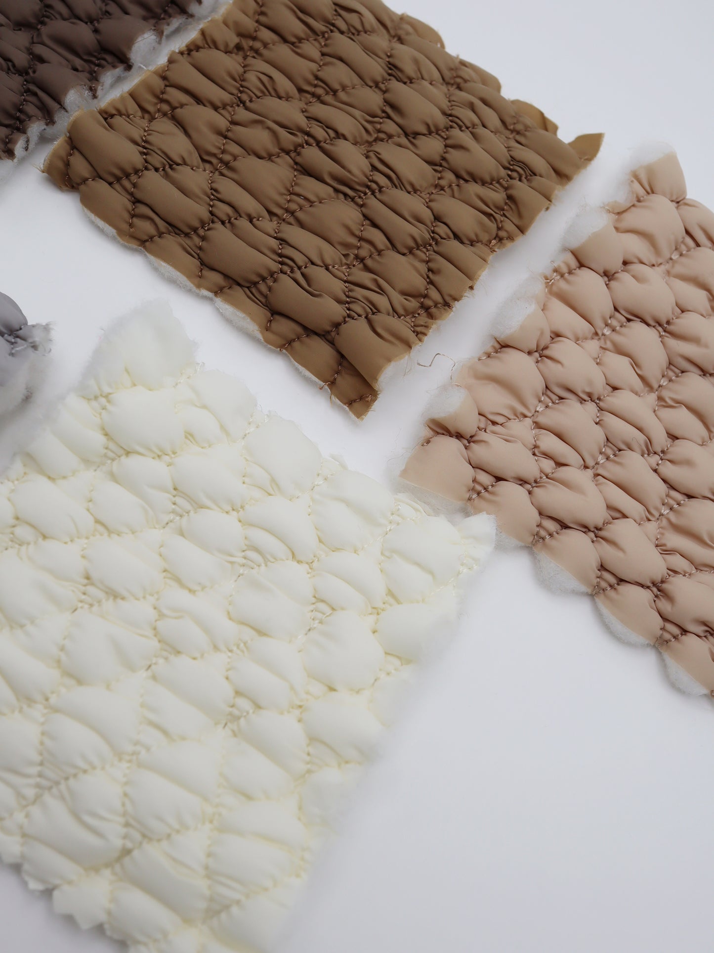 【25SS-081】ぽこぽこ格子ギャザーステッチキルティングパウダータッチタフタ /0.5yあたり = ~1290円