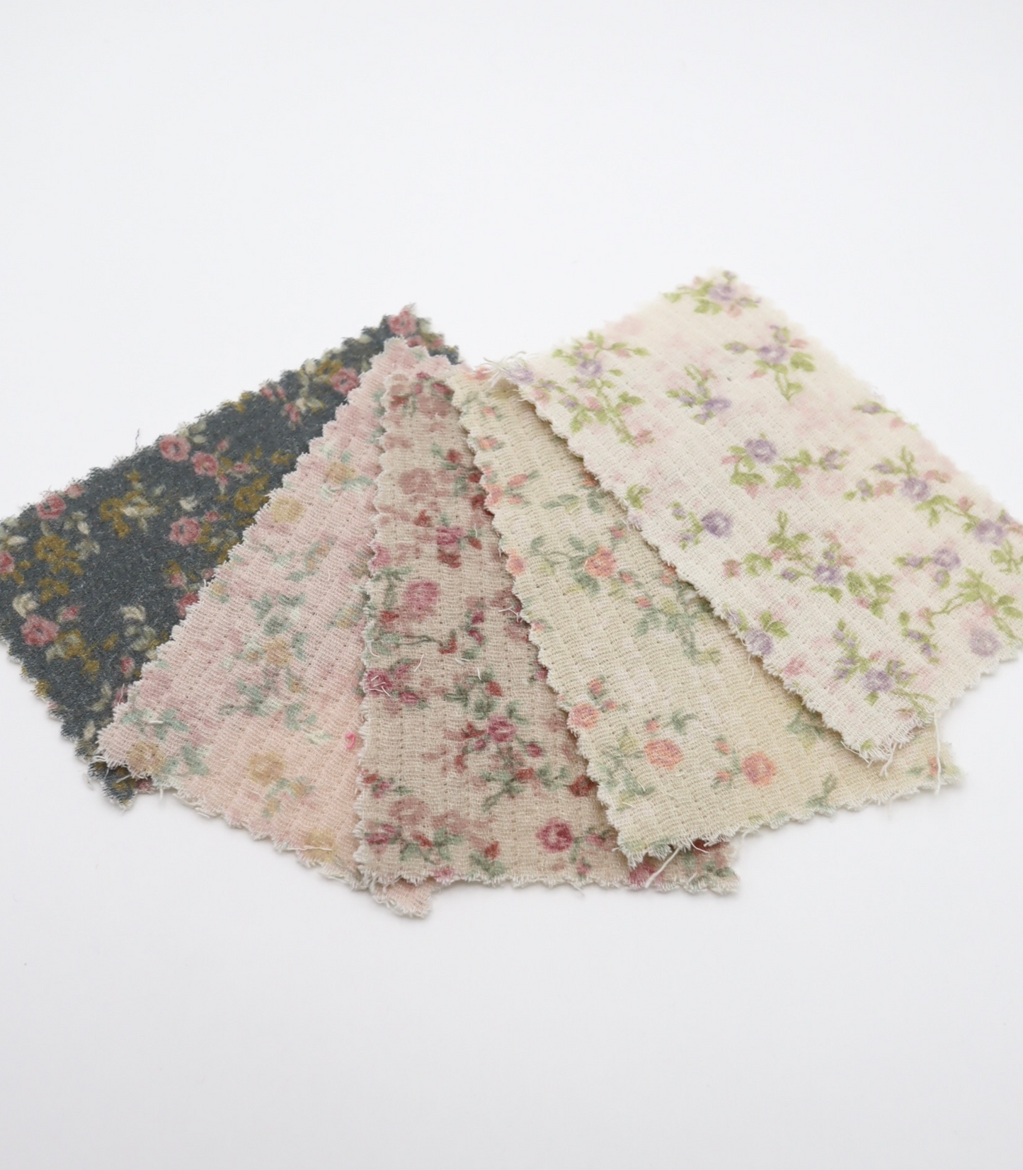 【25SS-264】小花柄プリント細キルティングヌビ /0.5yあたり=~1110円