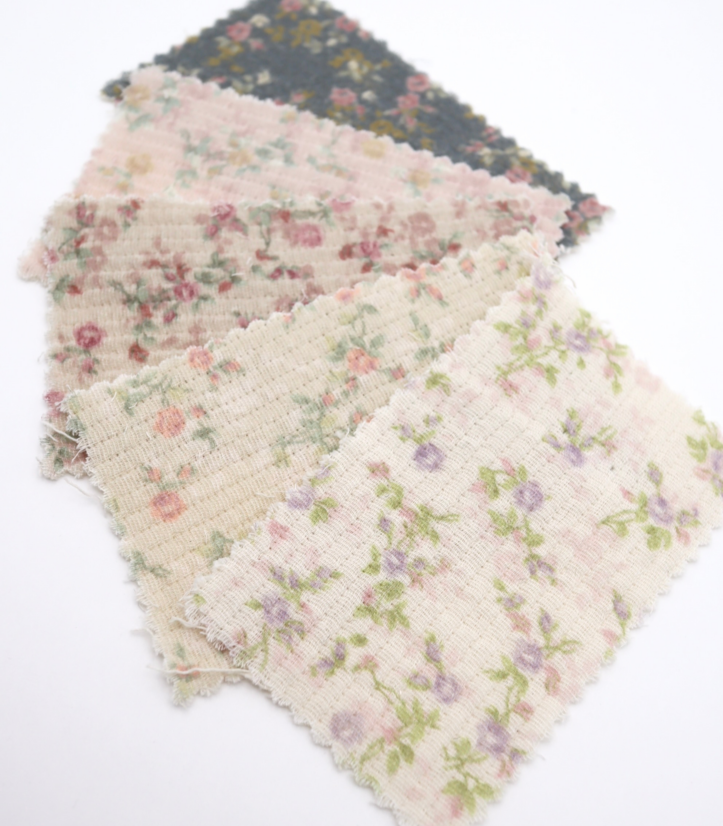 【25SS-264】小花柄プリント細キルティングヌビ /0.5yあたり=~1110円