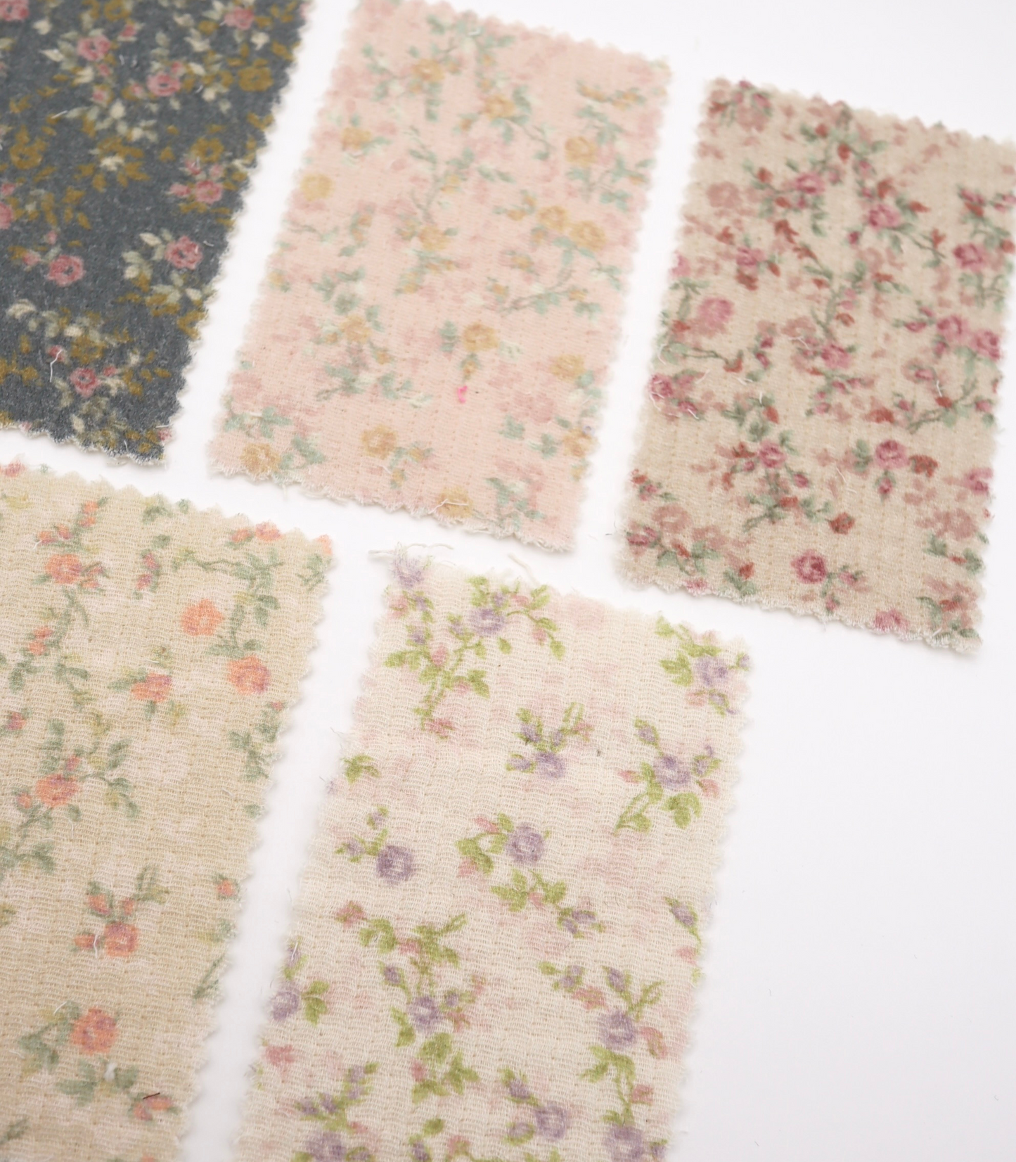 【25SS-264】小花柄プリント細キルティングヌビ /0.5yあたり=~1110円