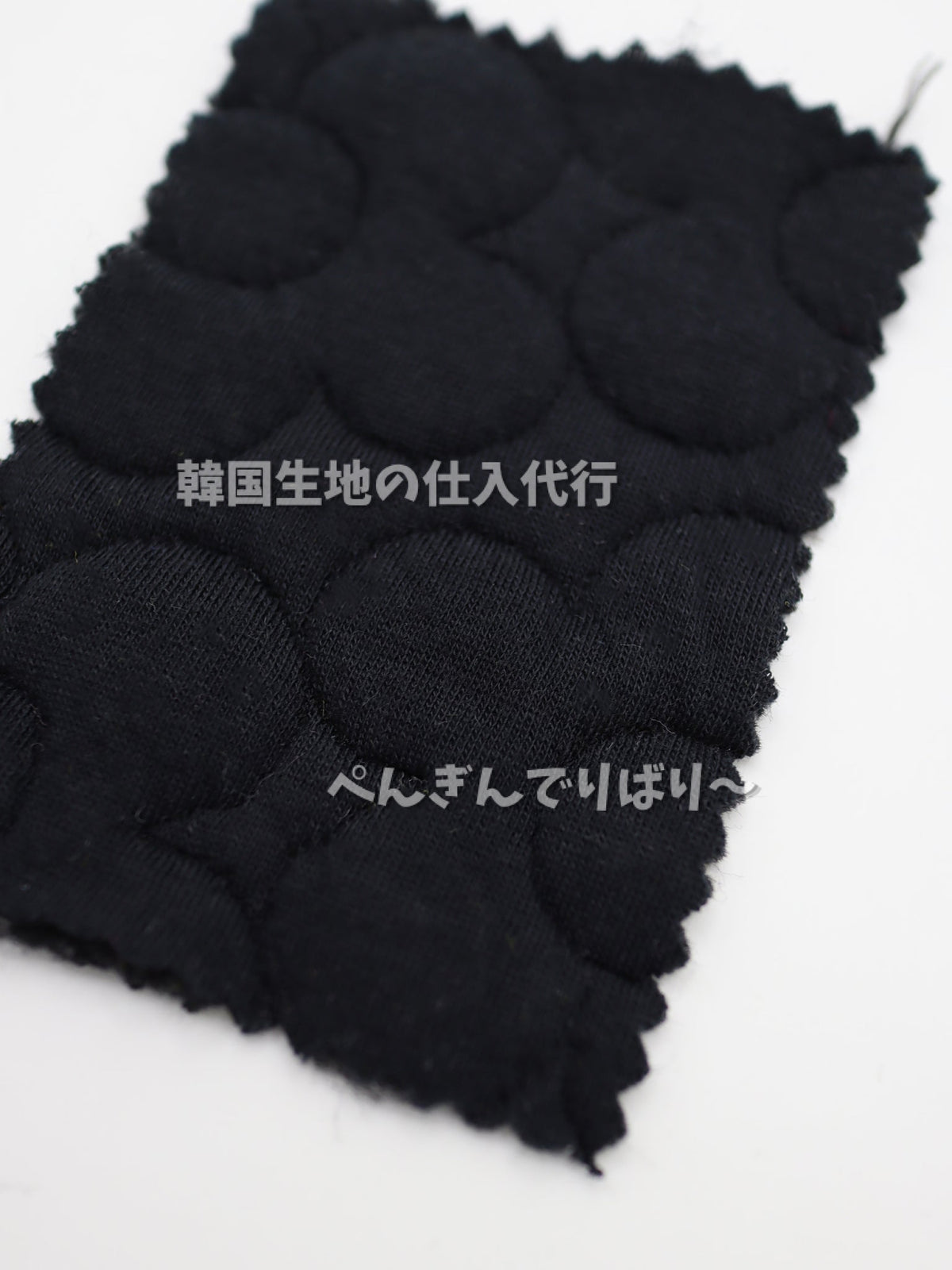 大柄レトロフラワー・キルティング風ふくれジャガード二重織ニット生地|【生地幅】約132センチ 【混率】ポリエステル100%|ドッグウェア・アウター・セットアップ・子供服向き 25SS-091