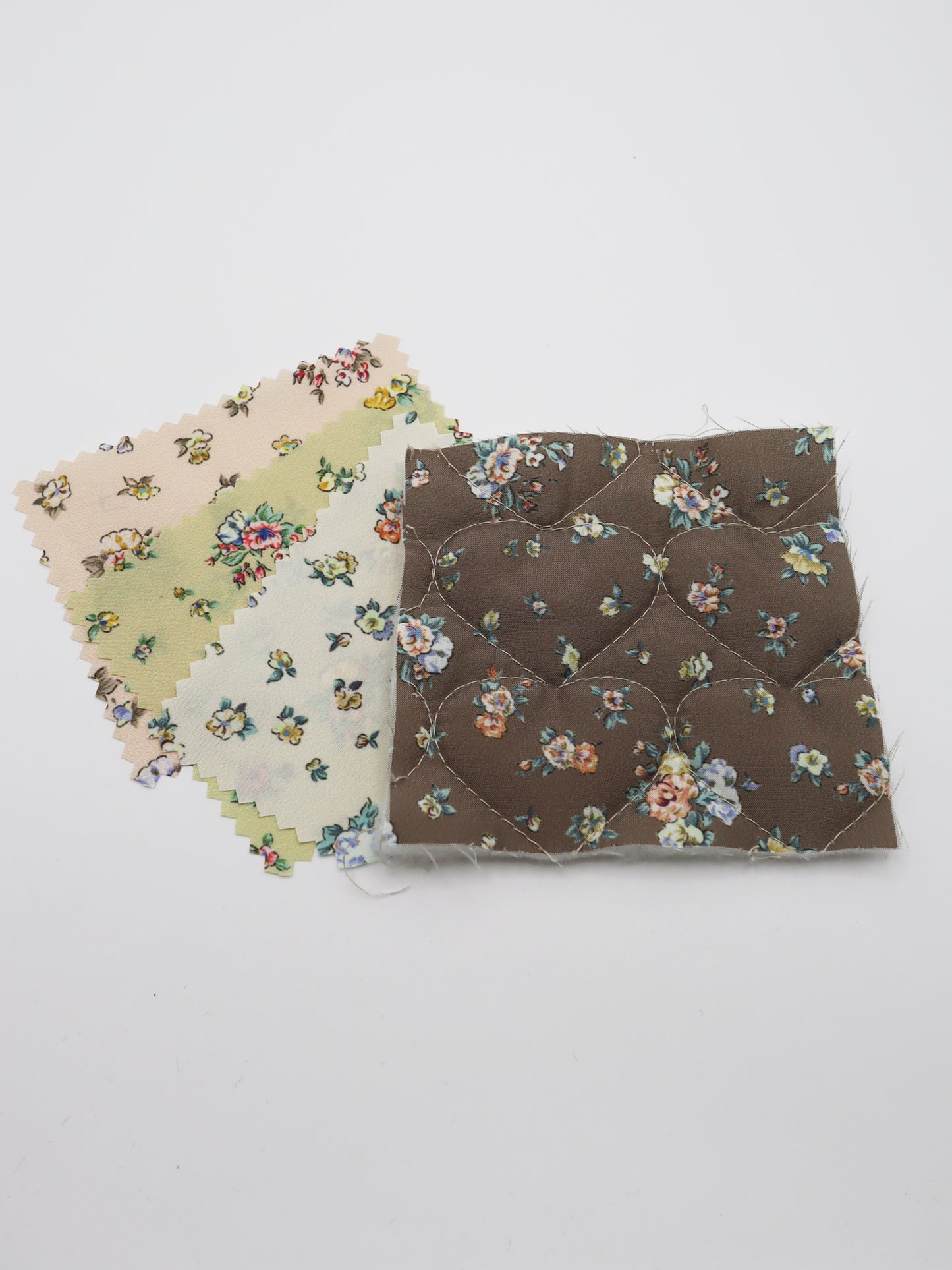 【25SS-096】ハート型キルティング小花柄タフタ /0.5yあたり = ~1155円