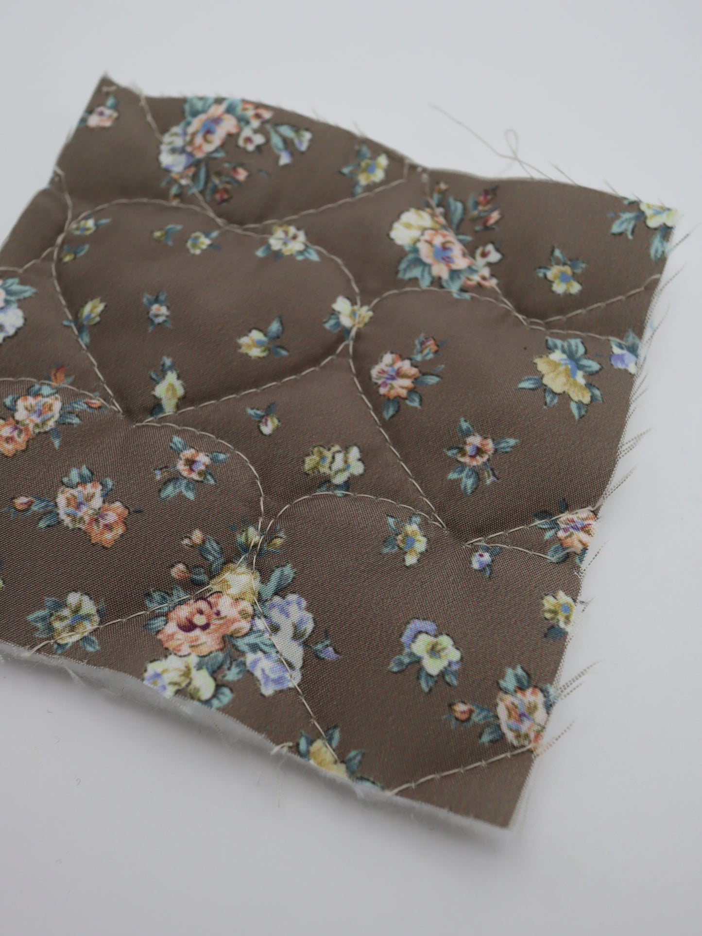 【25SS-096】ハート型キルティング小花柄タフタ /0.5yあたり = ~1155円
