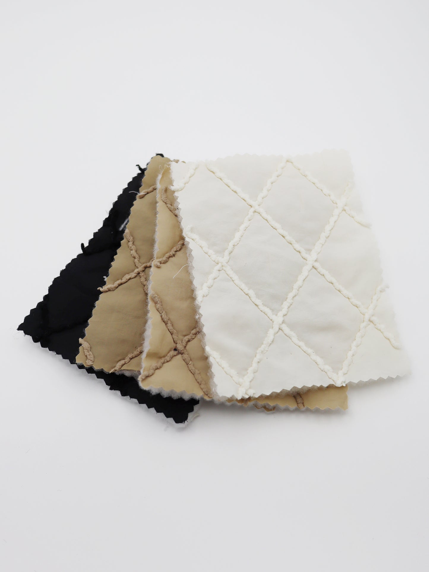 【25SS-092】ダイヤ柄コード刺繍キルティングマットタフタ /0.5yあたり = ~ 955円