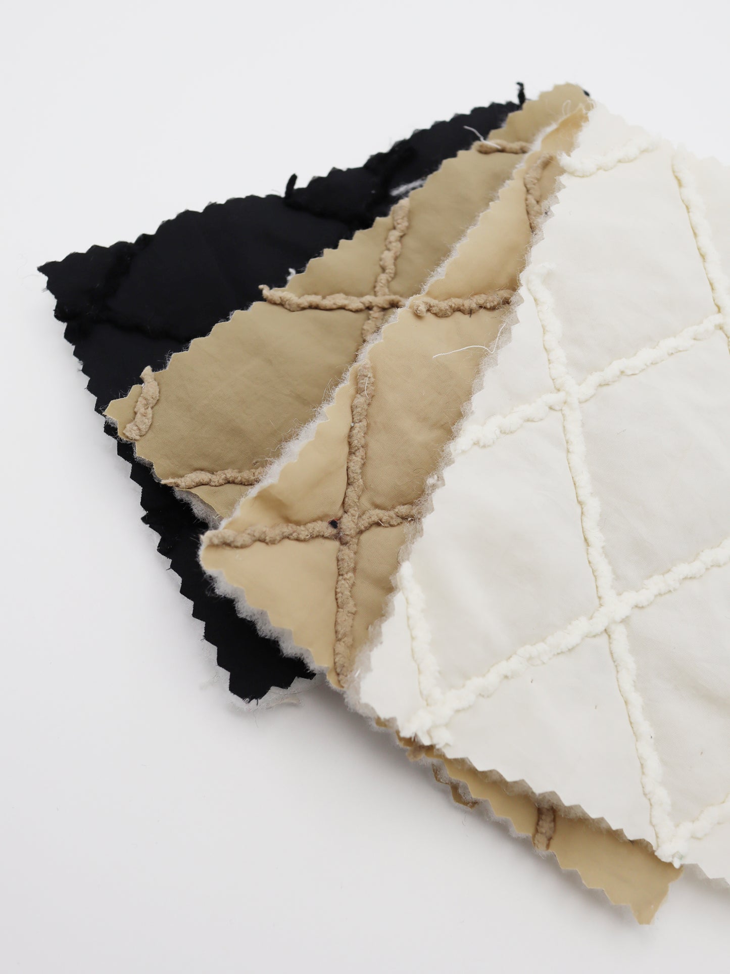 【25SS-092】ダイヤ柄コード刺繍キルティングマットタフタ /0.5yあたり = ~ 955円