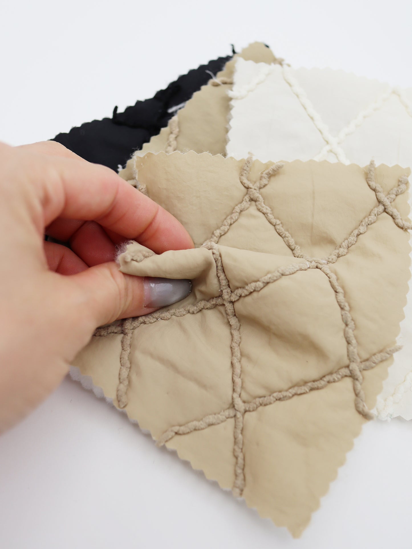 【25SS-092】ダイヤ柄コード刺繍キルティングマットタフタ /0.5yあたり = ~ 955円