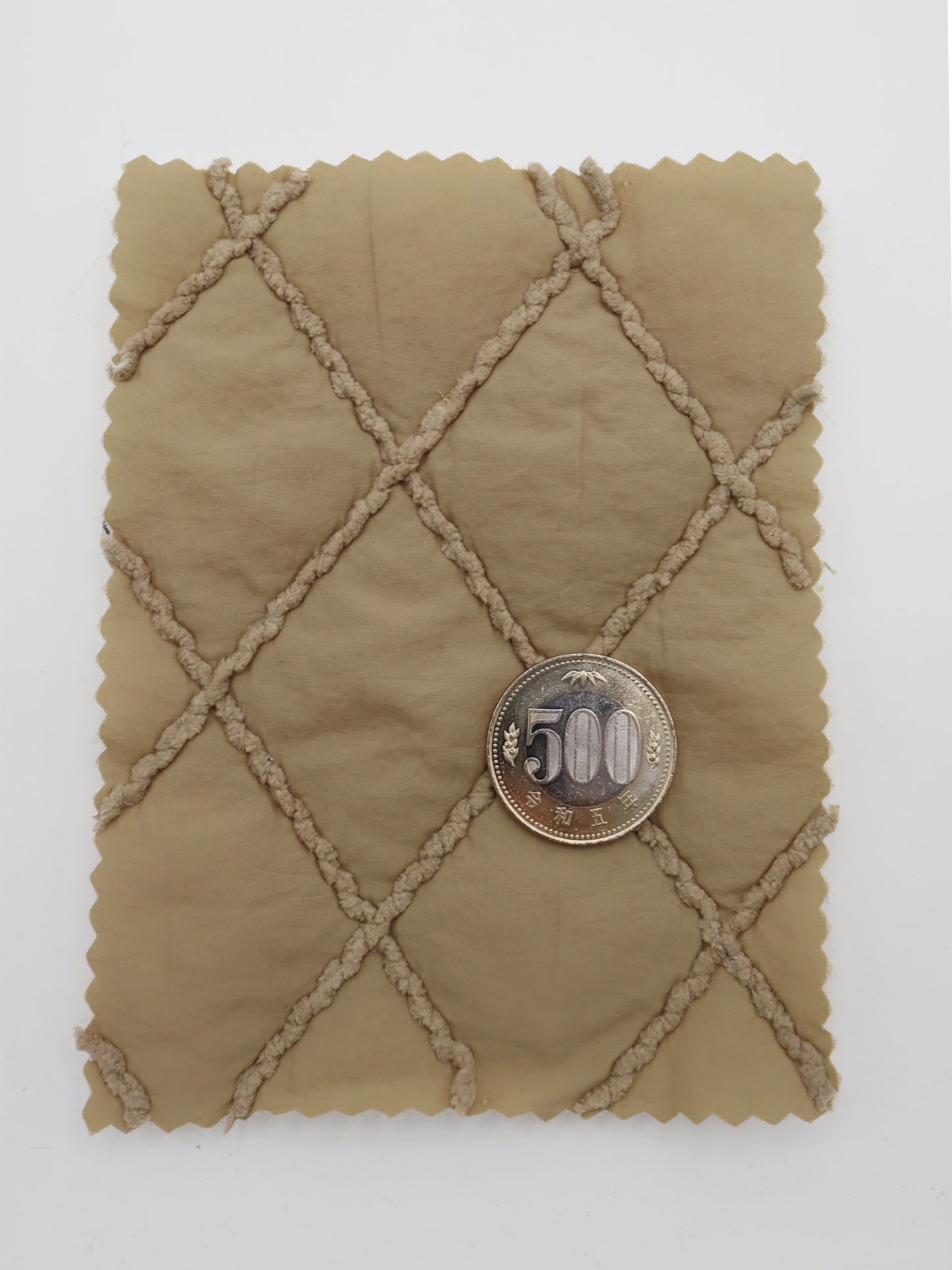 【25SS-092】ダイヤ柄コード刺繍キルティングマットタフタ /0.5yあたり = ~ 955円