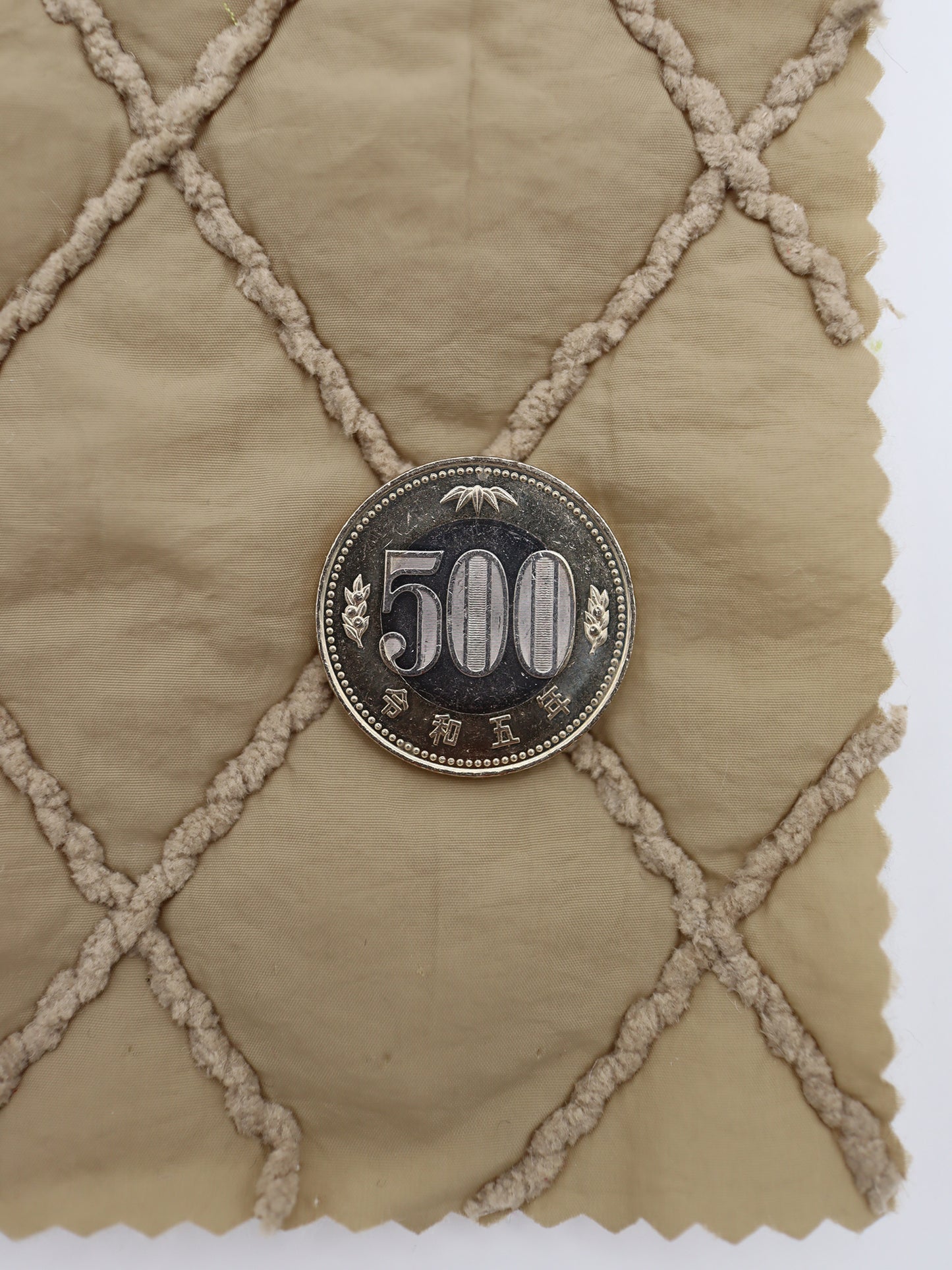【25SS-092】ダイヤ柄コード刺繍キルティングマットタフタ /0.5yあたり = ~ 955円