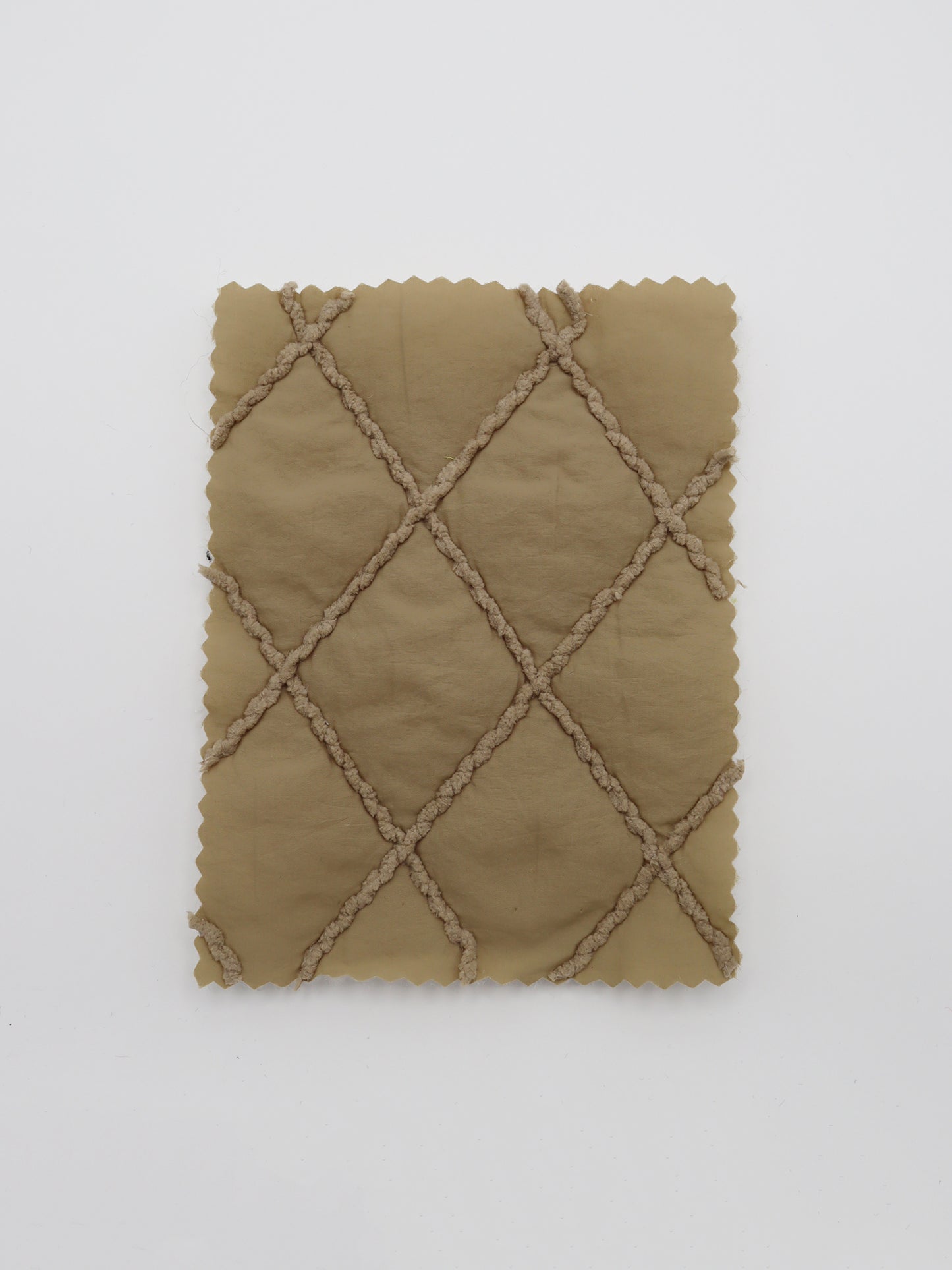 【25SS-092】ダイヤ柄コード刺繍キルティングマットタフタ /0.5yあたり = ~ 955円