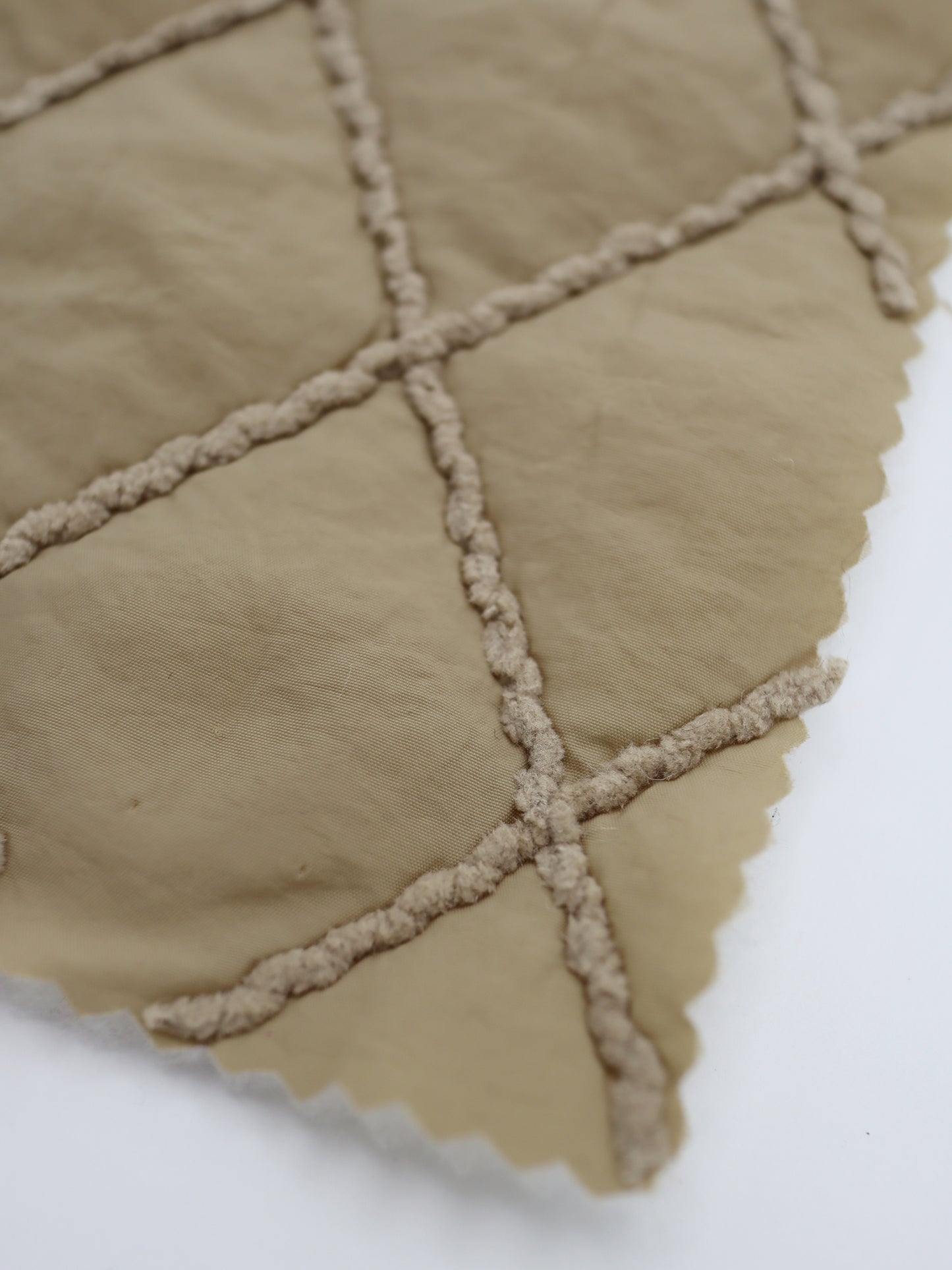 【25SS-092】ダイヤ柄コード刺繍キルティングマットタフタ /0.5yあたり = ~ 955円