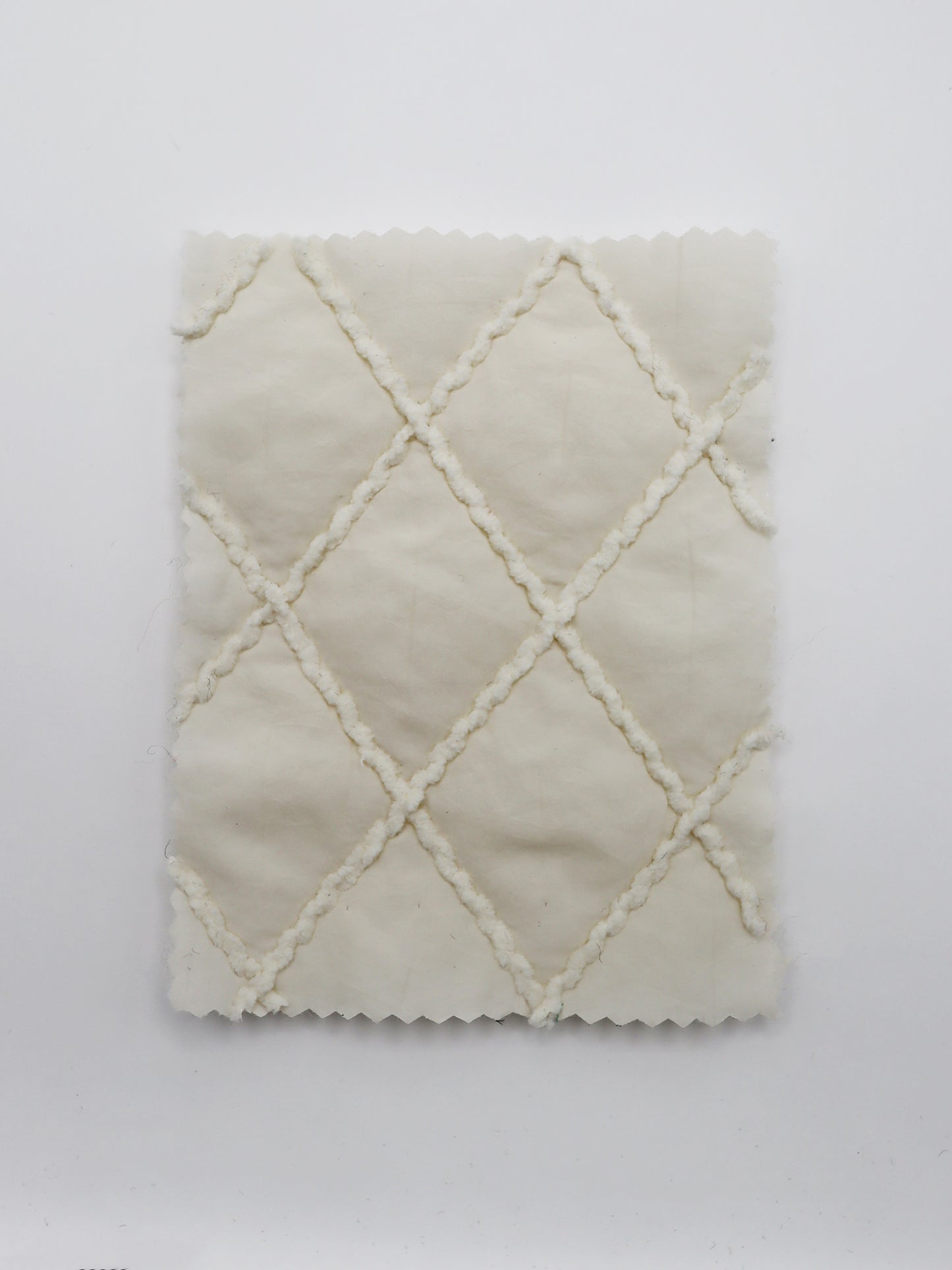 【25SS-092】ダイヤ柄コード刺繍キルティングマットタフタ /0.5yあたり = ~ 955円